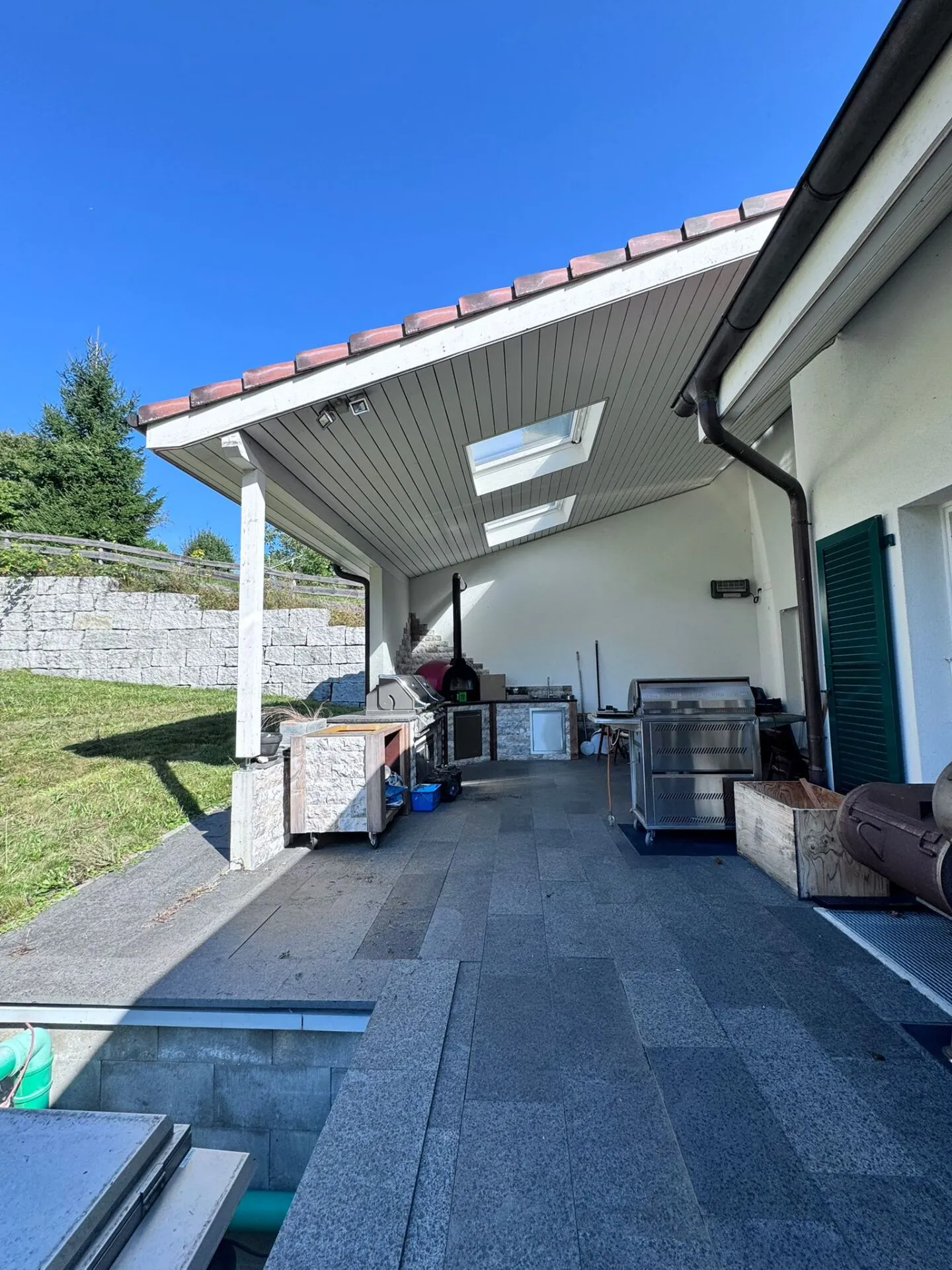 Grande casa unifamiliare quasi nuova di 6,5 stanze, 6 posti auto in garage + 4 posti auto, laghetto per koi, sala cinema, 3 bagni, posizione da sogno, a soli 10 min da Bubendorf - Foto 47 di 59