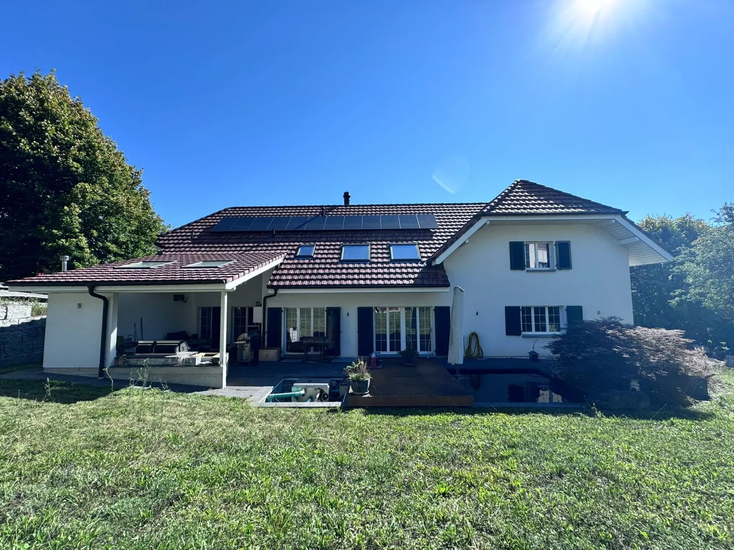 Grande casa unifamiliare quasi nuova di 6,5 stanze, 6 posti auto in garage + 4 posti auto, laghetto per koi, sala cinema, 3 bagni, posizione da sogno, a soli 10 min da Bubendorf - Foto 48 di 59