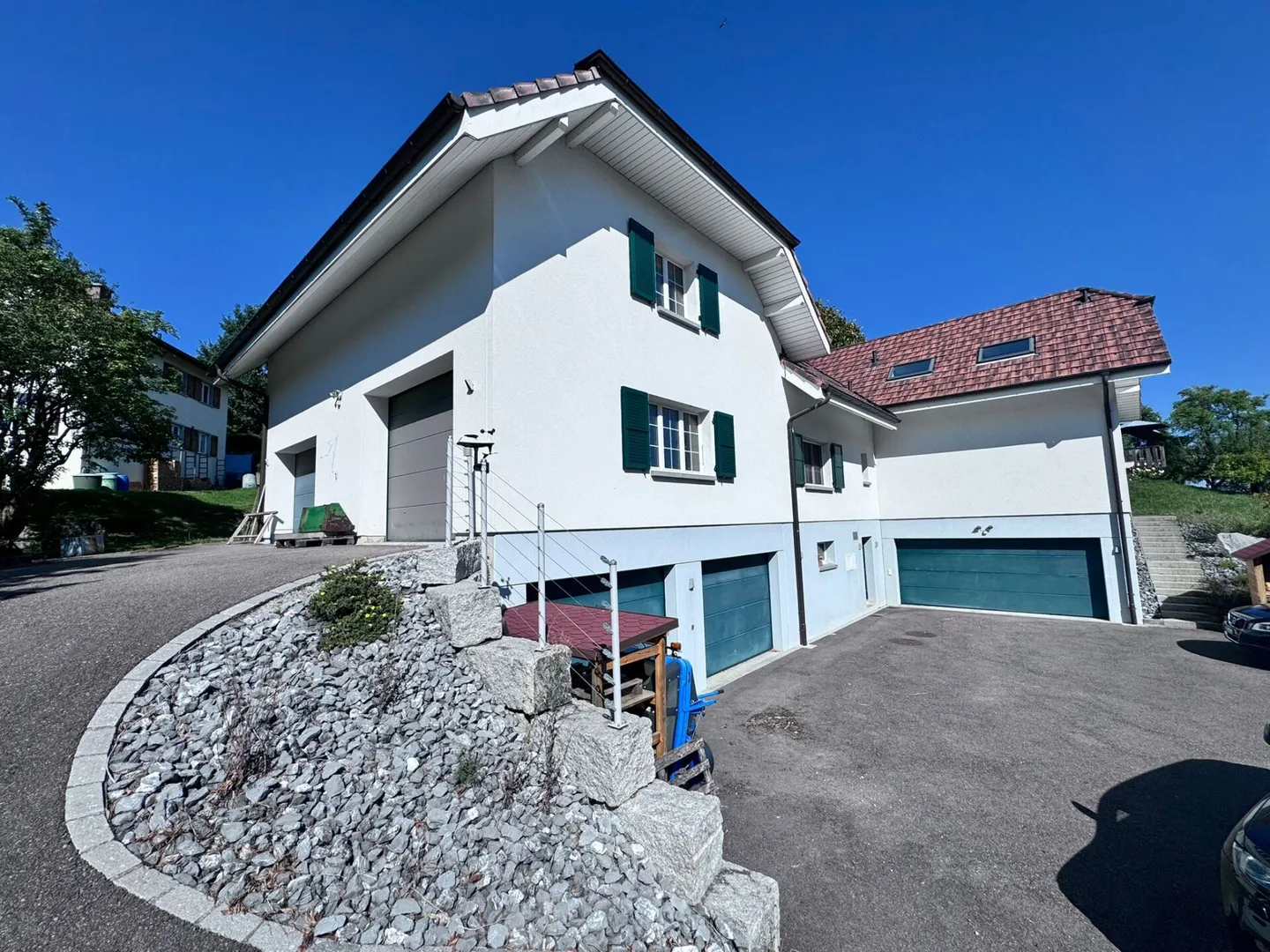 Grande casa unifamiliare quasi nuova di 6,5 stanze, 6 posti auto in garage + 4 posti auto, laghetto per koi, sala cinema, 3 bagni, posizione da sogno, a soli 10 min da Bubendorf - Foto 49 di 59