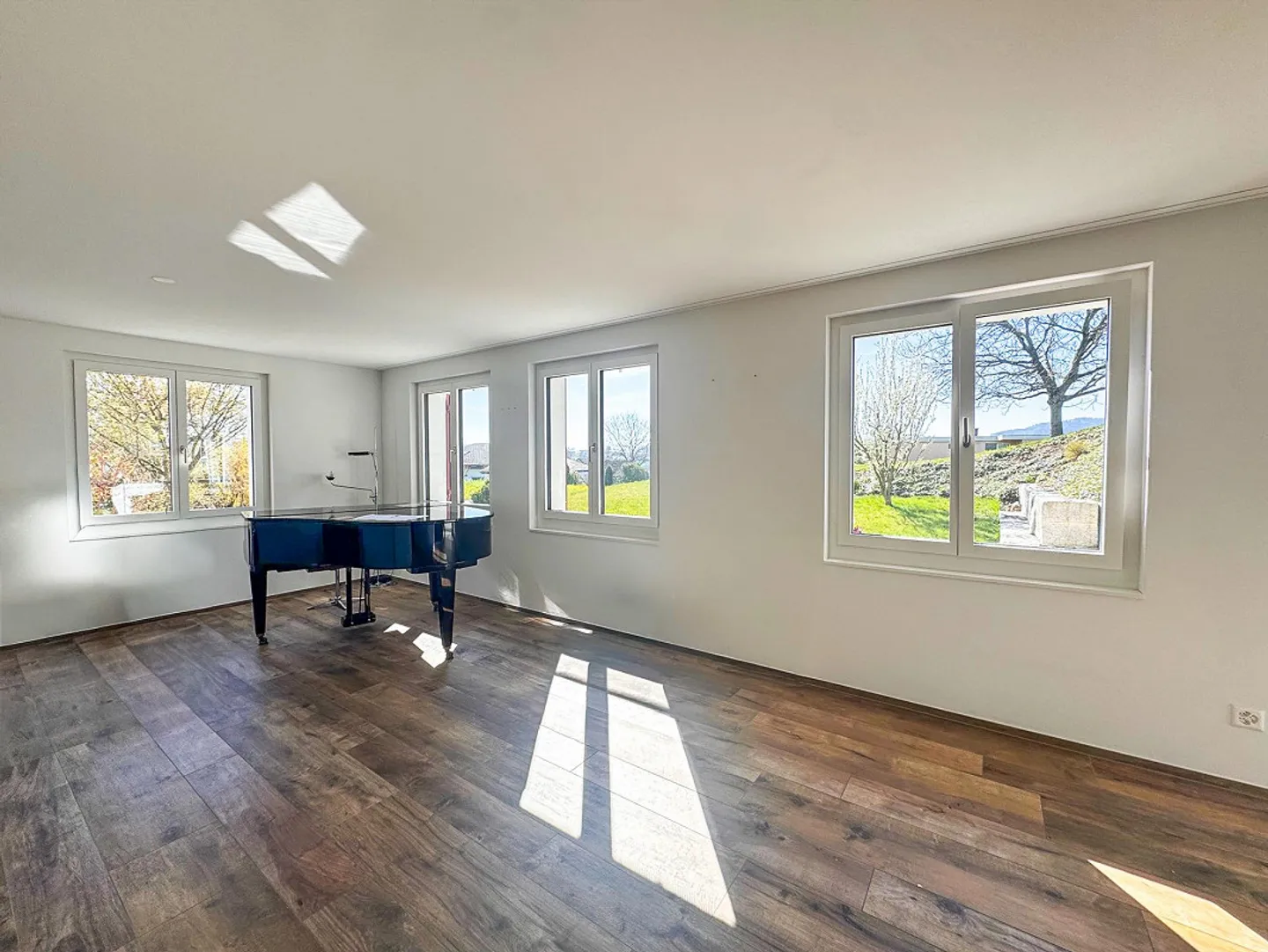 Moderno appartamento di 2,5 stanze con grande terrazza in una posizione tranquilla - Foto 4 di 11