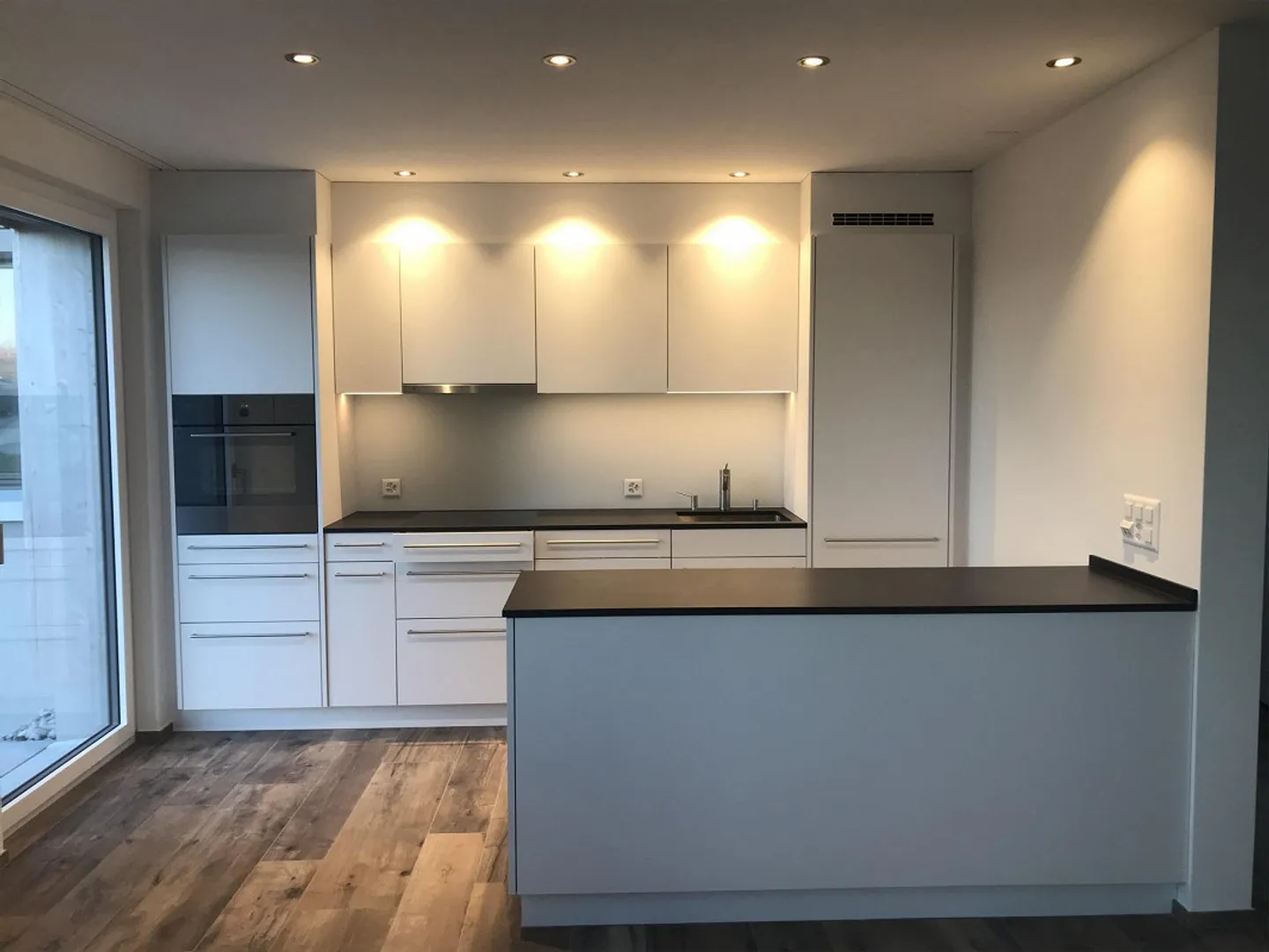 Moderno appartamento di 2,5 stanze con grande terrazza in una posizione tranquilla - Foto 5 di 11