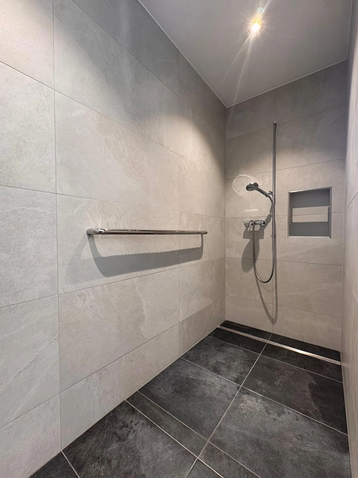 Moderno appartamento di 2,5 stanze con grande terrazza in una posizione tranquilla - Foto 8 di 11