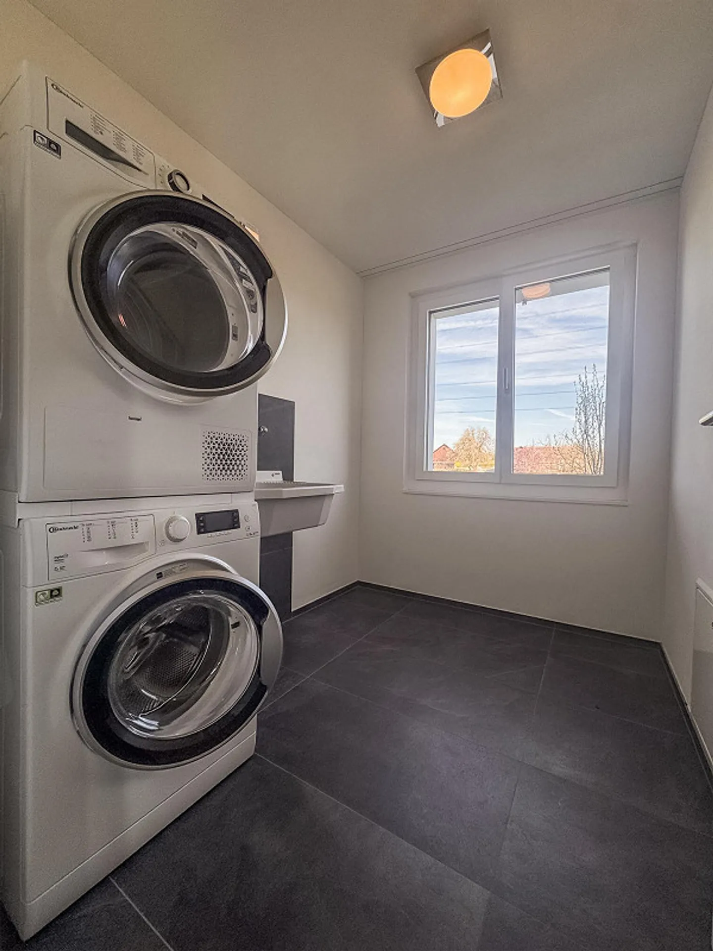 Moderno appartamento di 2,5 stanze con grande terrazza in una posizione tranquilla - Foto 10 di 11