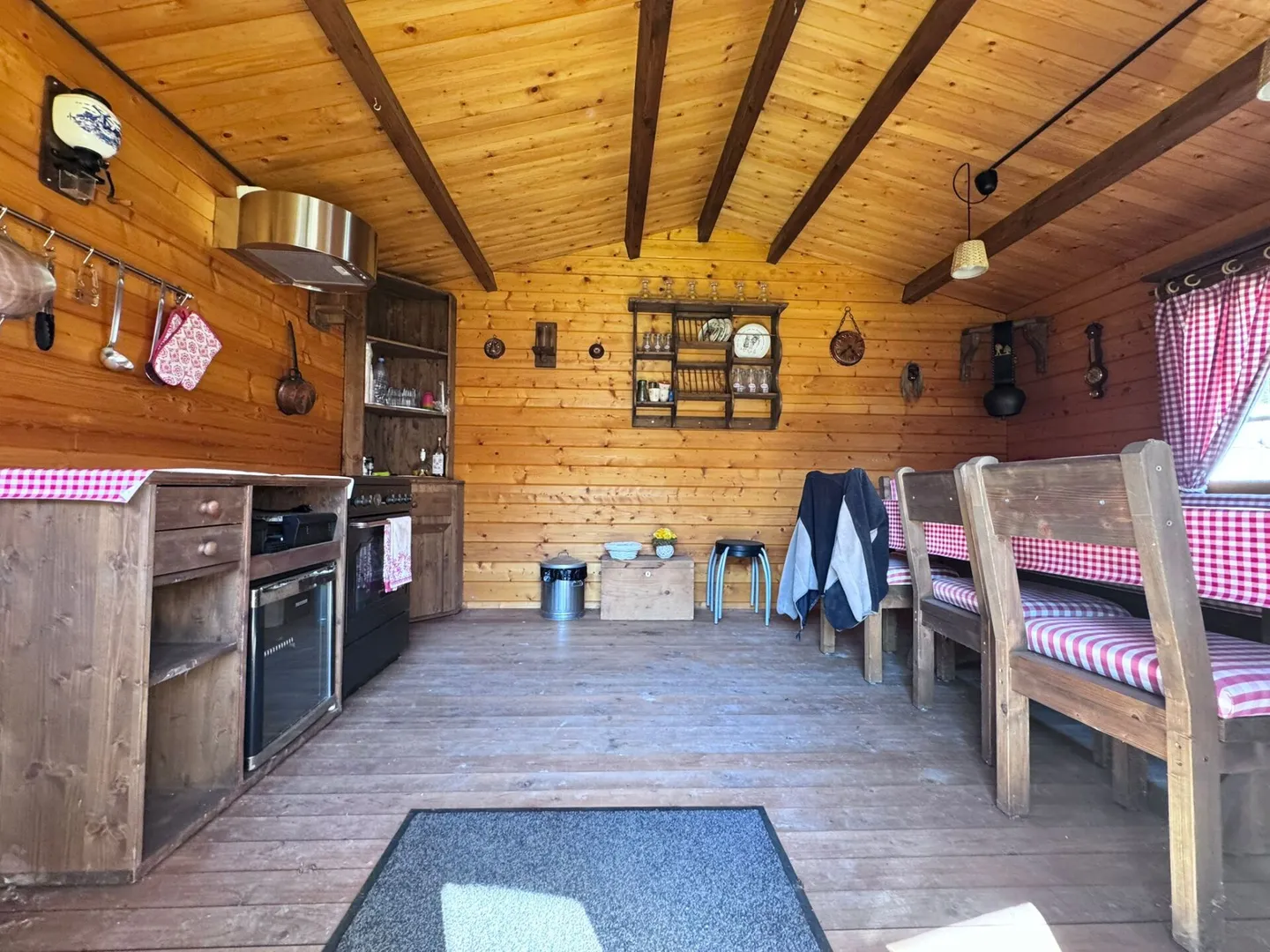 Grande casa unifamiliare quasi nuova di 6,5 stanze, 6 posti auto in garage + 4 posti auto, laghetto per koi, sala cinema, 3 bagni, posizione da sogno, a soli 10 min da Bubendorf - Foto 52 di 59