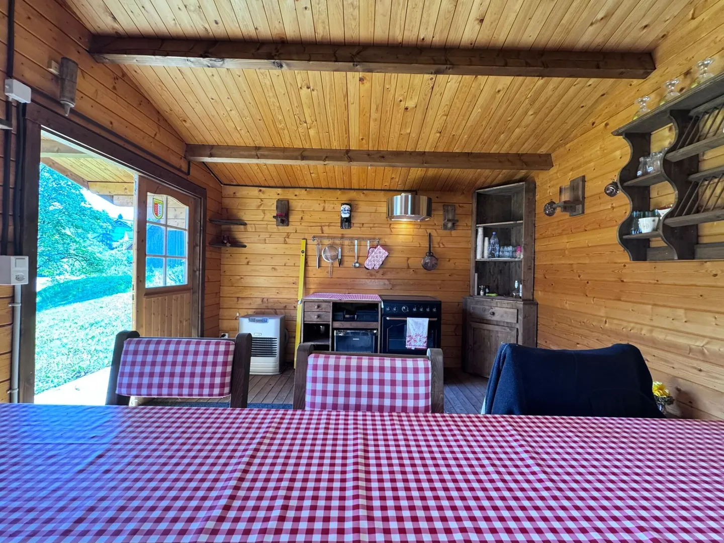 Grande casa unifamiliare quasi nuova di 6,5 stanze, 6 posti auto in garage + 4 posti auto, laghetto per koi, sala cinema, 3 bagni, posizione da sogno, a soli 10 min da Bubendorf - Foto 56 di 59