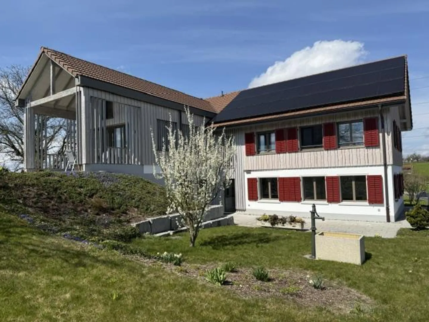 Moderno appartamento di 2,5 stanze con grande terrazza in una posizione tranquilla - Foto 1 di 11