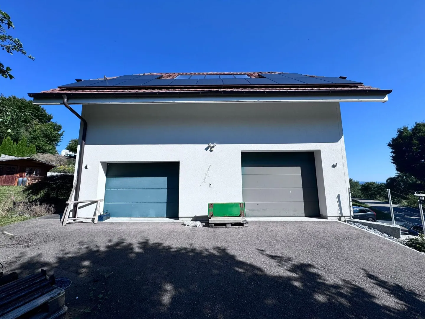 Grande casa unifamiliare quasi nuova di 6,5 stanze, 6 posti auto in garage + 4 posti auto, laghetto per koi, sala cinema, 3 bagni, posizione da sogno, a soli 10 min da Bubendorf - Foto 58 di 59