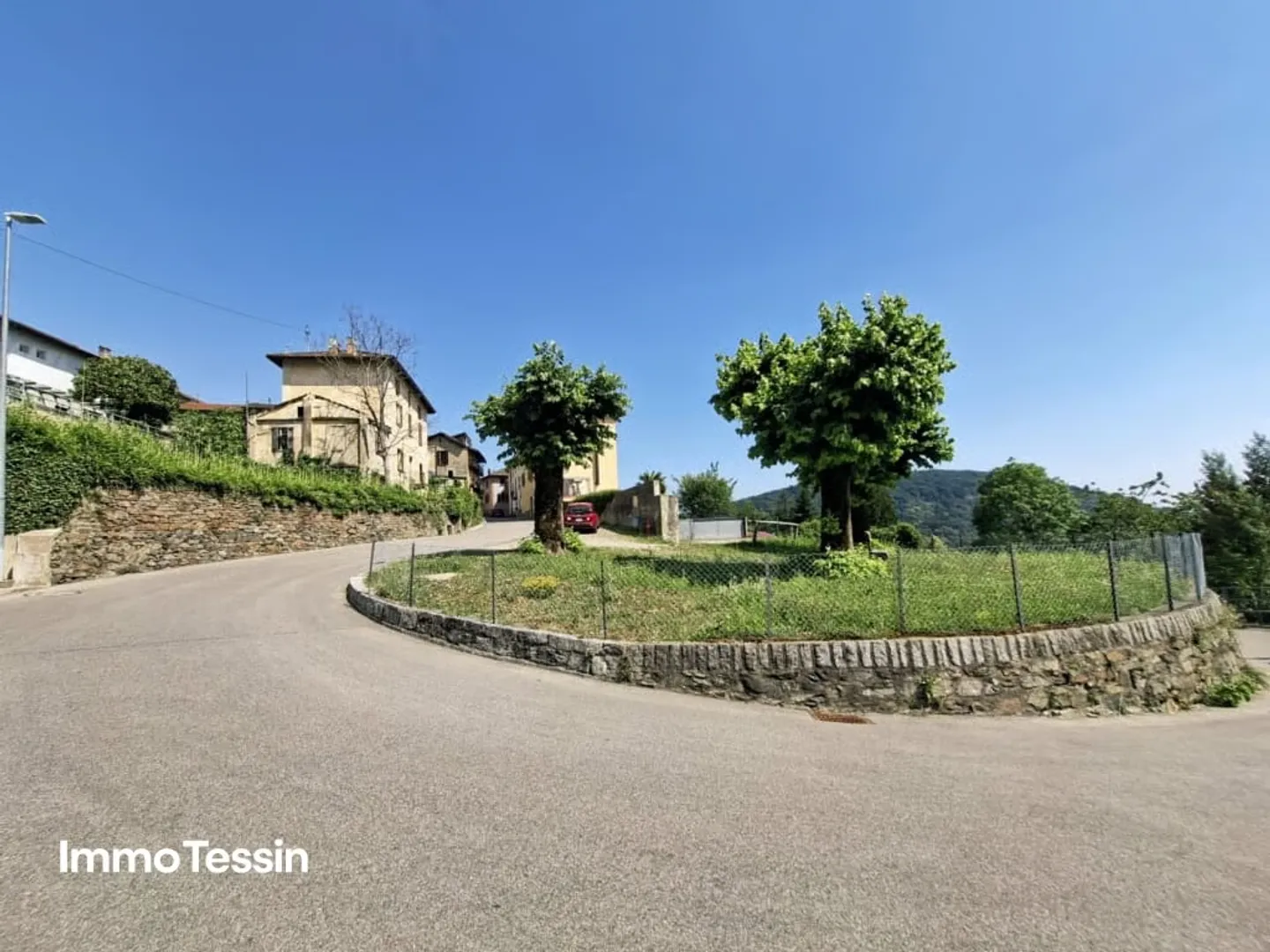 Liegenschaft zum Sanieren mit atemberaubender Fernsicht in die Tessiner Bergwelt in der Nähe von Lugano - Foto 3 von 10