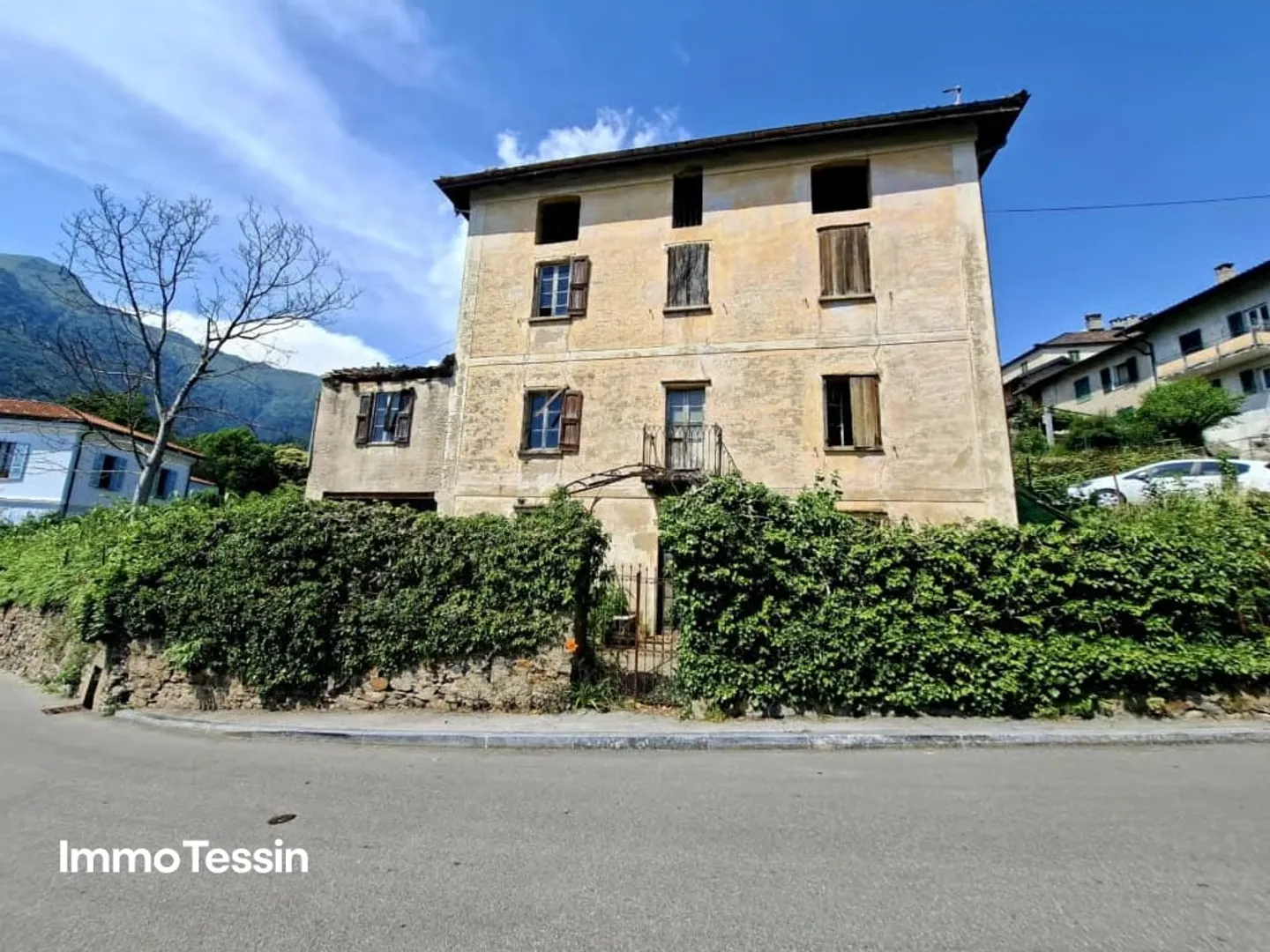 Liegenschaft zum Sanieren mit atemberaubender Fernsicht in die Tessiner Bergwelt in der Nähe von Lugano - Foto 4 von 10
