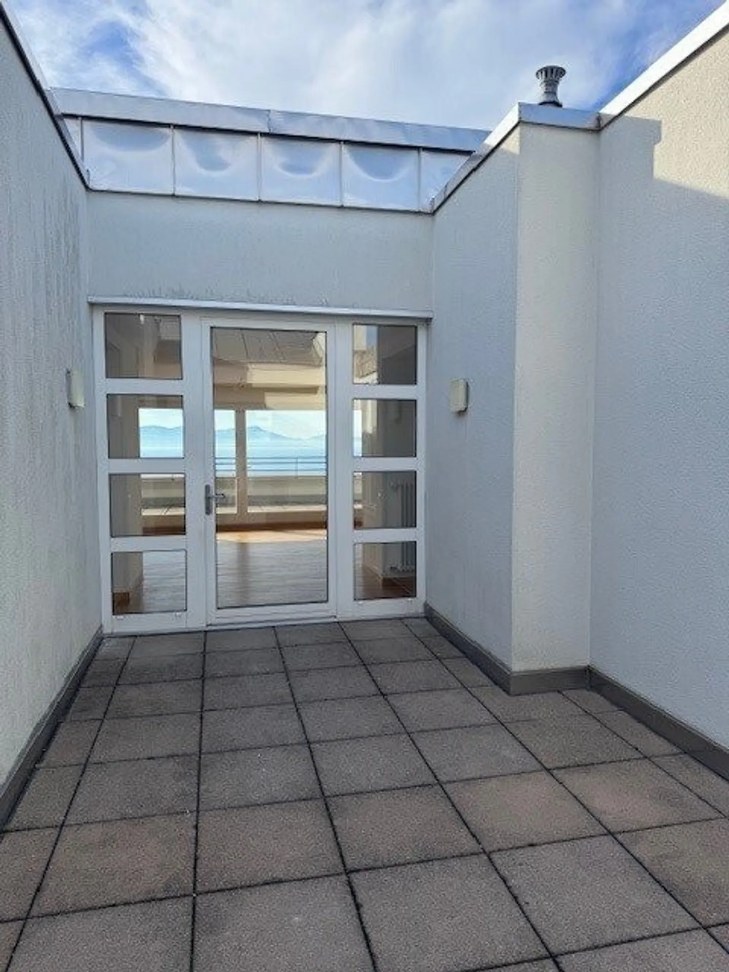 Appartement Charmant au Bord du Lac - Photo 2 sur 12