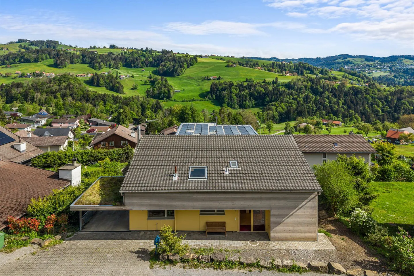 Grosszügiges Zuhause an ruhiger Lage in Eggersriet - Foto 2 von 5