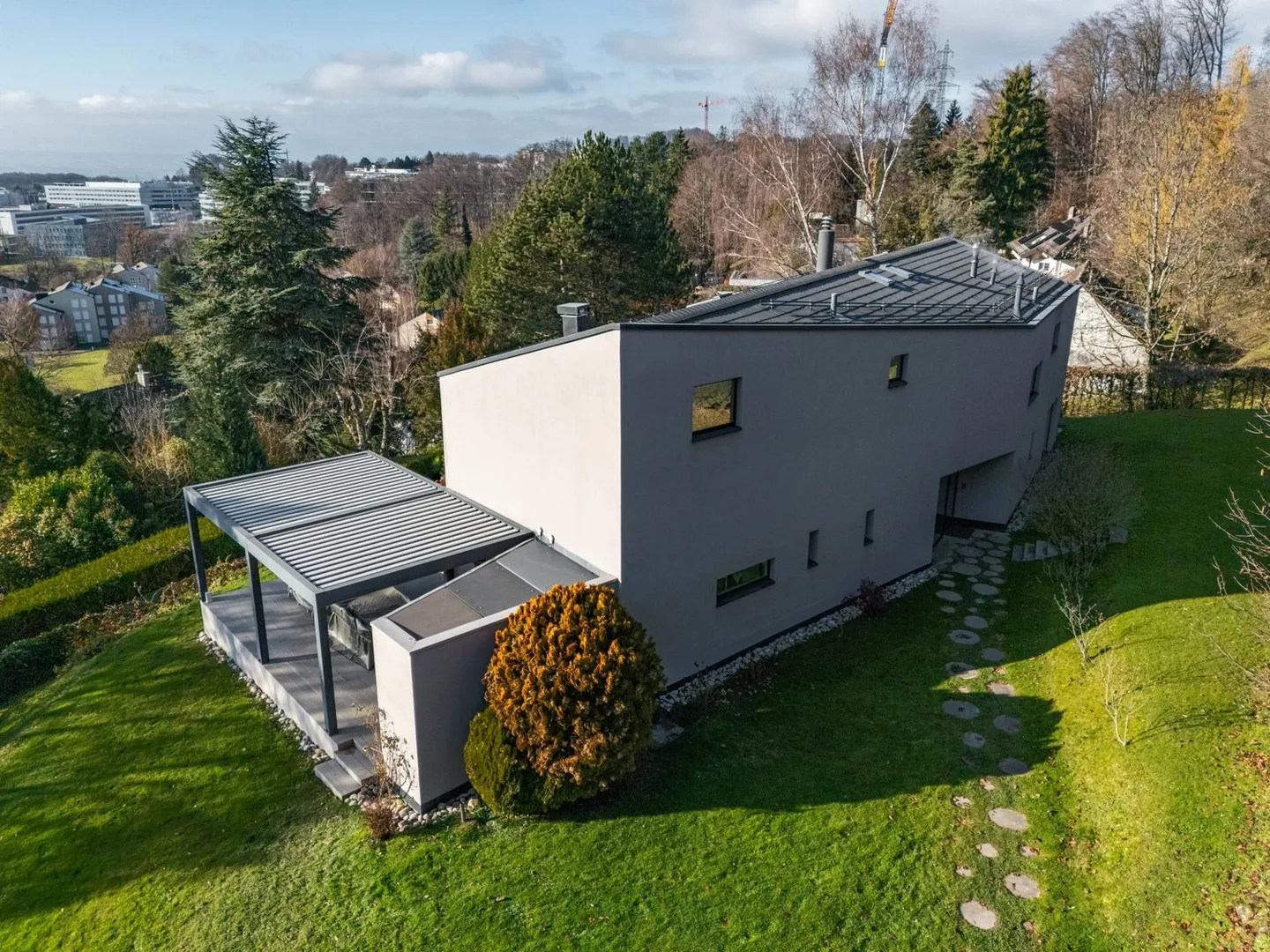 Propriété moderne avec piscine et vue sur le lac dégagée - Photo 2 sur 13