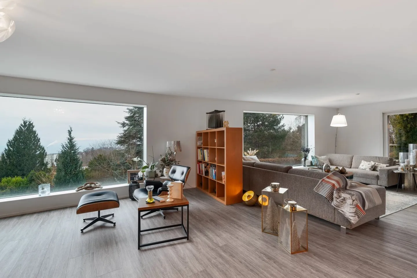 Propriété moderne avec piscine et vue sur le lac dégagée - Photo 5 sur 13