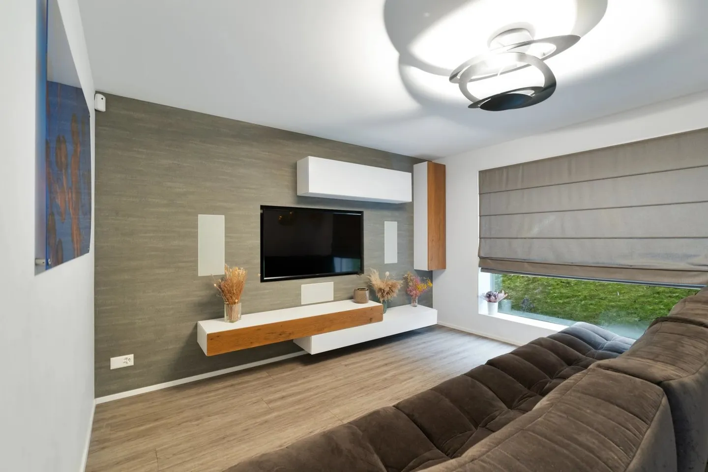 Propriété moderne avec piscine et vue sur le lac dégagée - Photo 7 sur 13