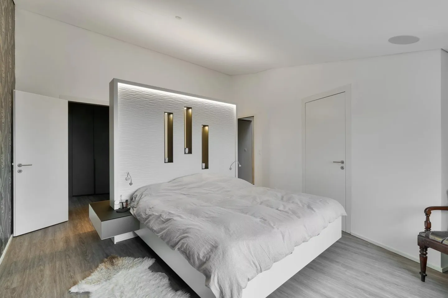 Propriété moderne avec piscine et vue sur le lac dégagée - Photo 8 sur 13