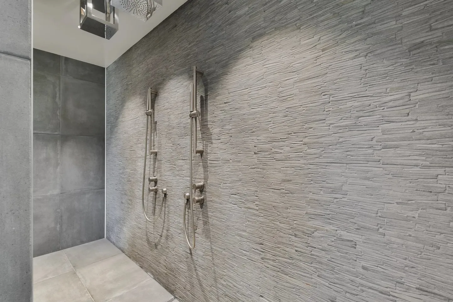 Propriété moderne avec piscine et vue sur le lac dégagée - Photo 10 sur 13