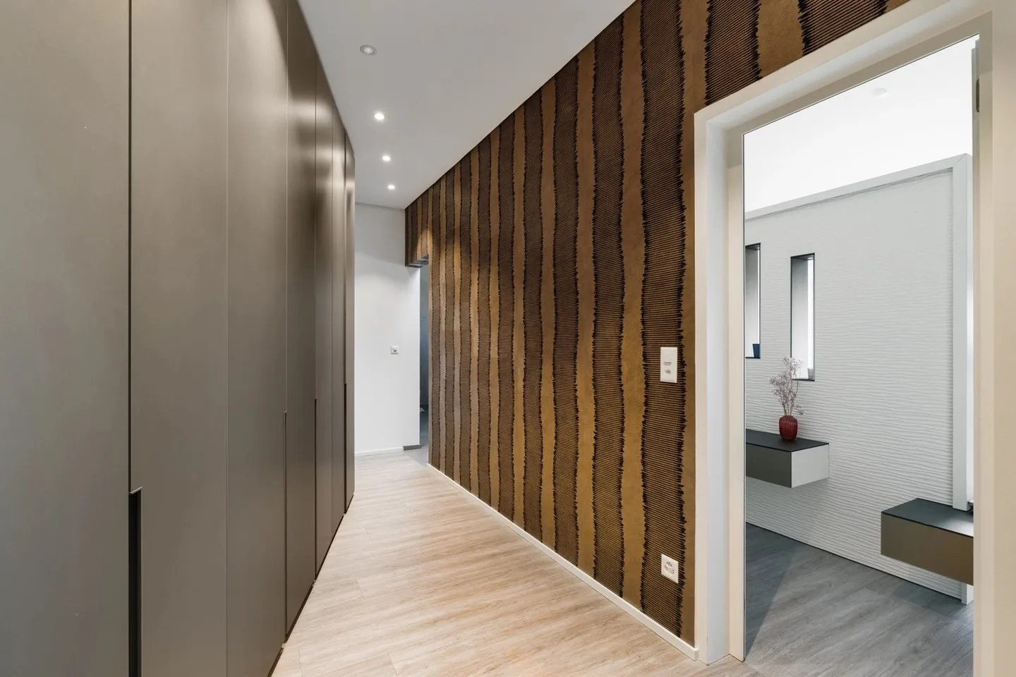 Propriété moderne avec piscine et vue sur le lac dégagée - Photo 11 sur 13