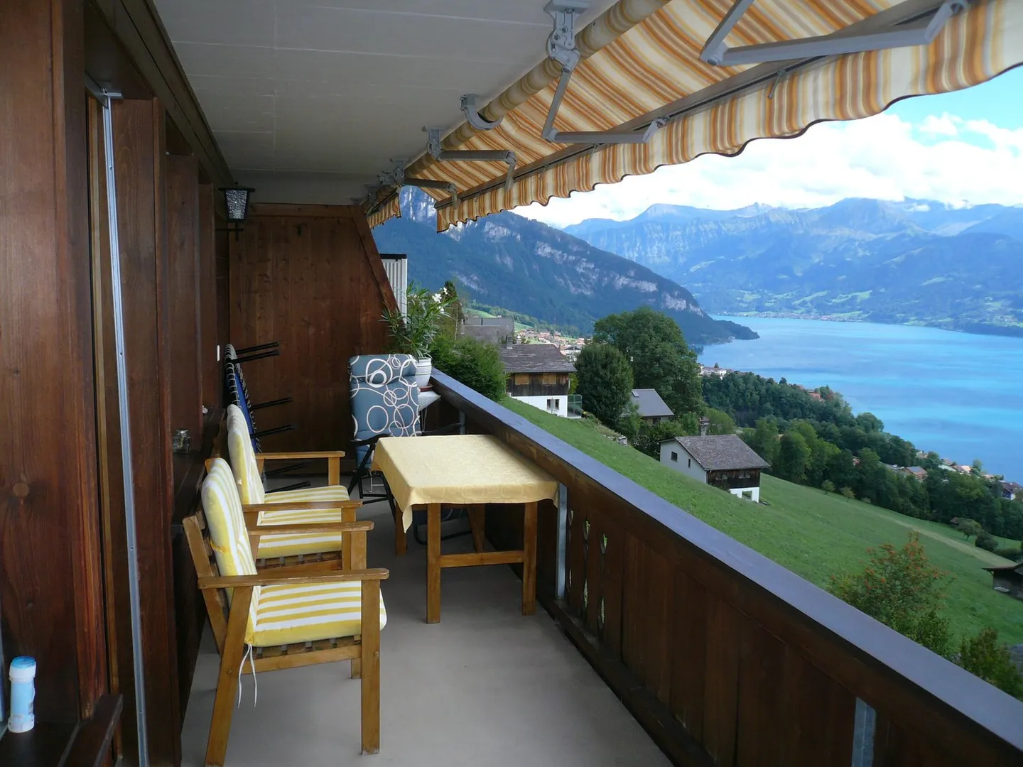 3.5 Zimmerwohnung mit freier Sicht auf See und Berge - Foto 1 von 11