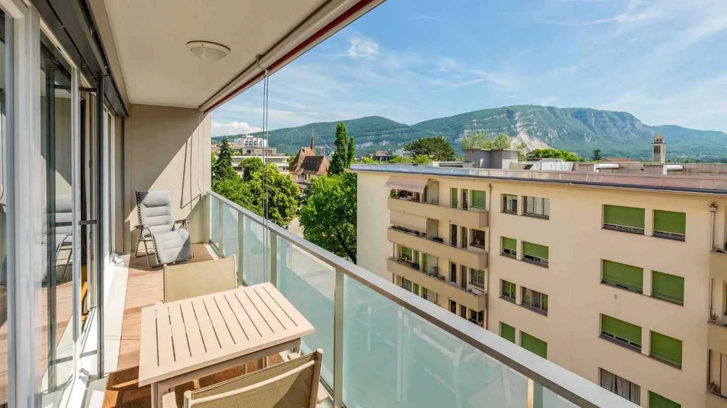 Exclusive: Crossing Apartment with Loggia - Photo 10 of 10