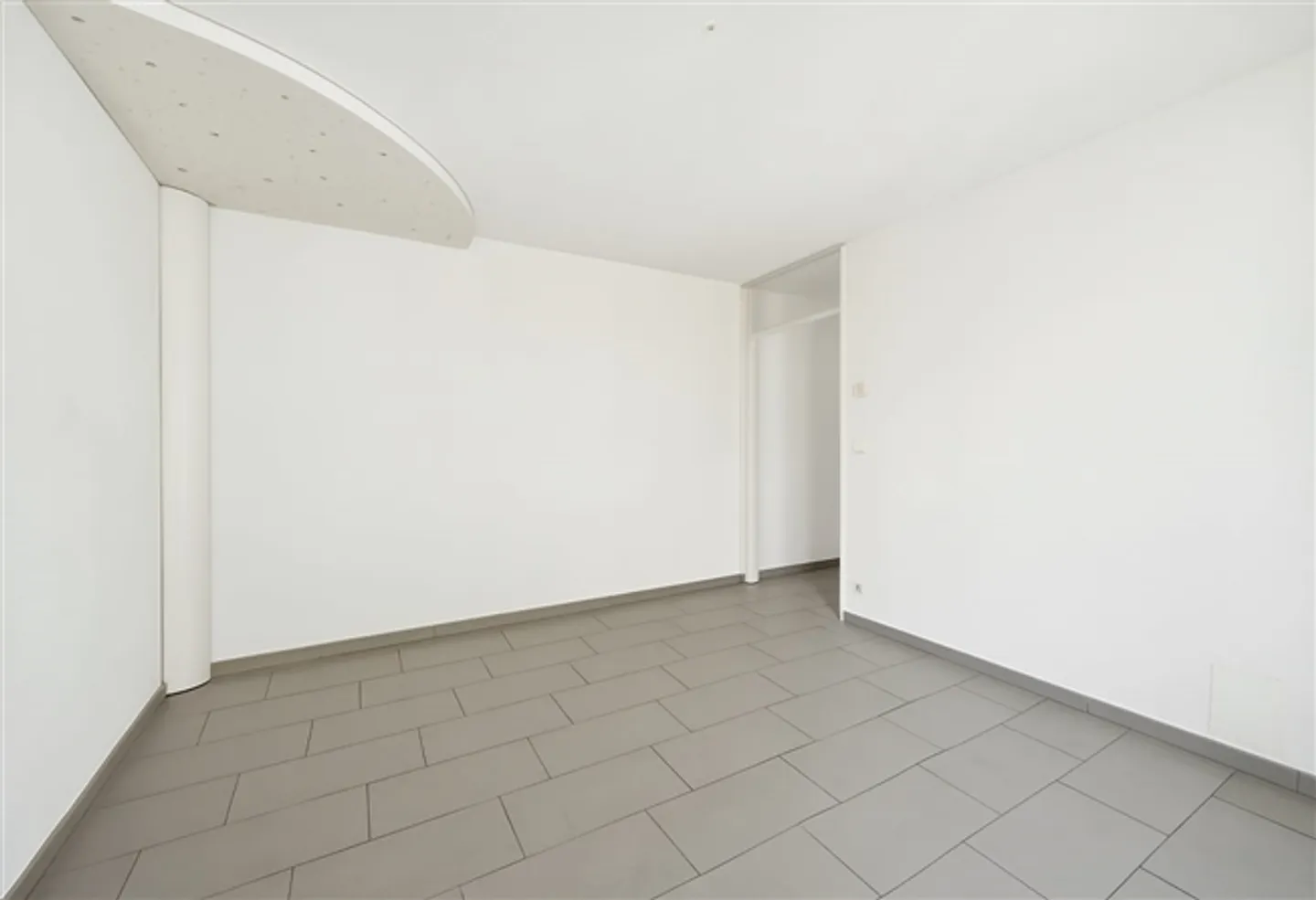 Appartement en attique de 4,5 pièces avec grande terrasse sur le toit à Trimbach à vendre - Photo 7 sur 13