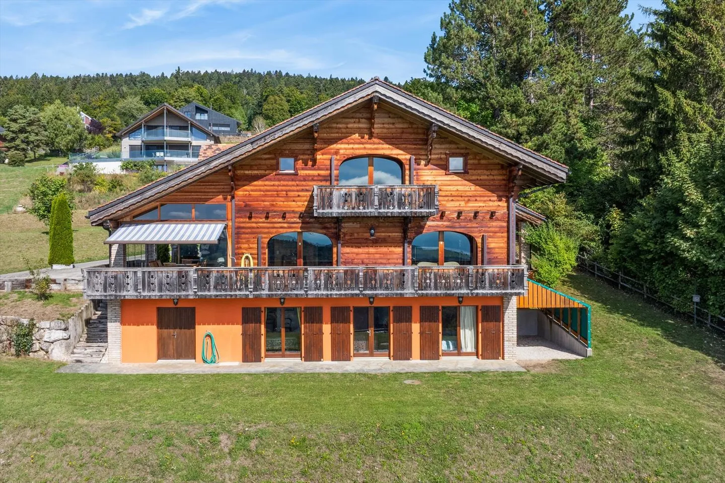 Ein Chalet der Superlative mit Blick auf den See und den Wald, Garten, Doppelgarage - Foto 2 von 18