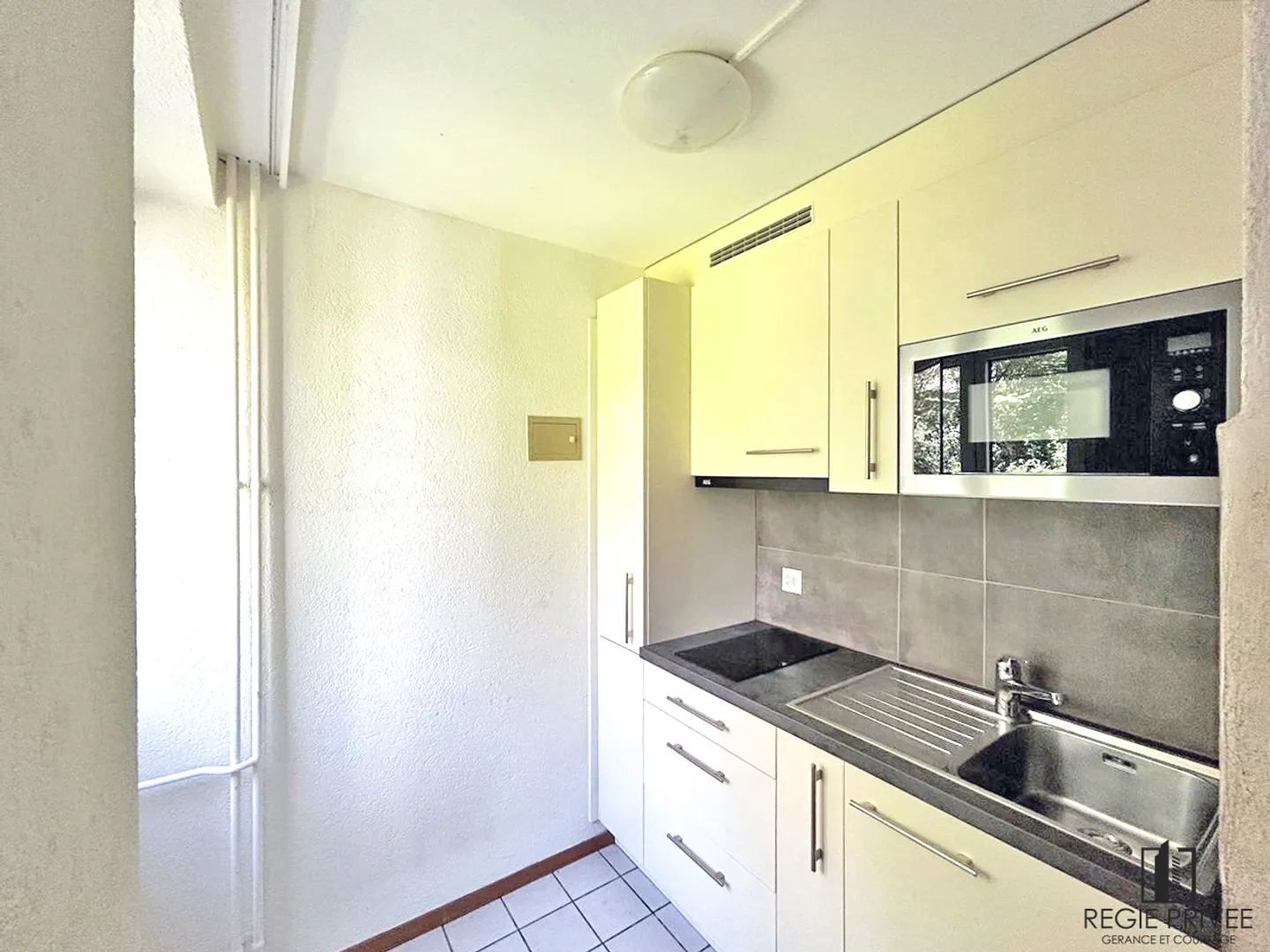 Attractive rental STUDIO, 5 minutes walk from public transport - Photo 2 of 8