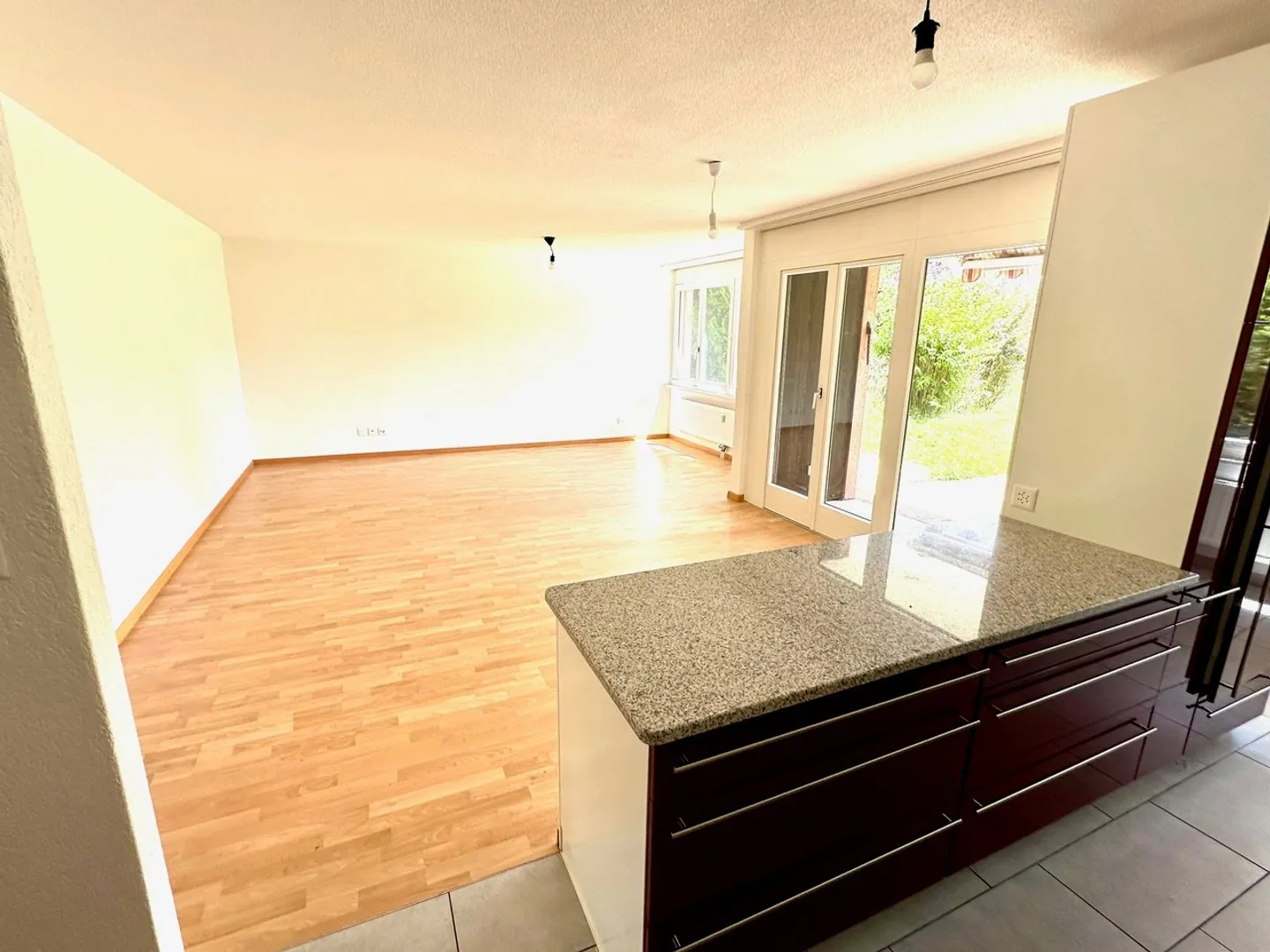 Prix baissé : appartement-terrasse avec cuisine ouverte sur le salon, quartier calme - Photo 8 sur 34