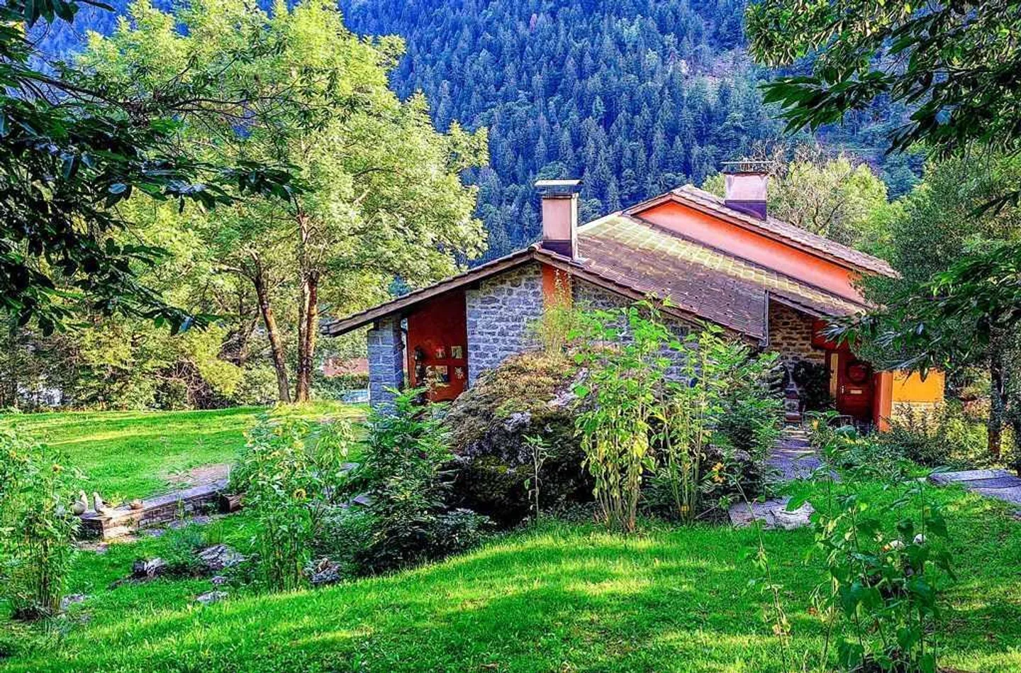 Casa bifamiliare con grande riserva di costruzione in posizione isolata - Foto 1 di 13