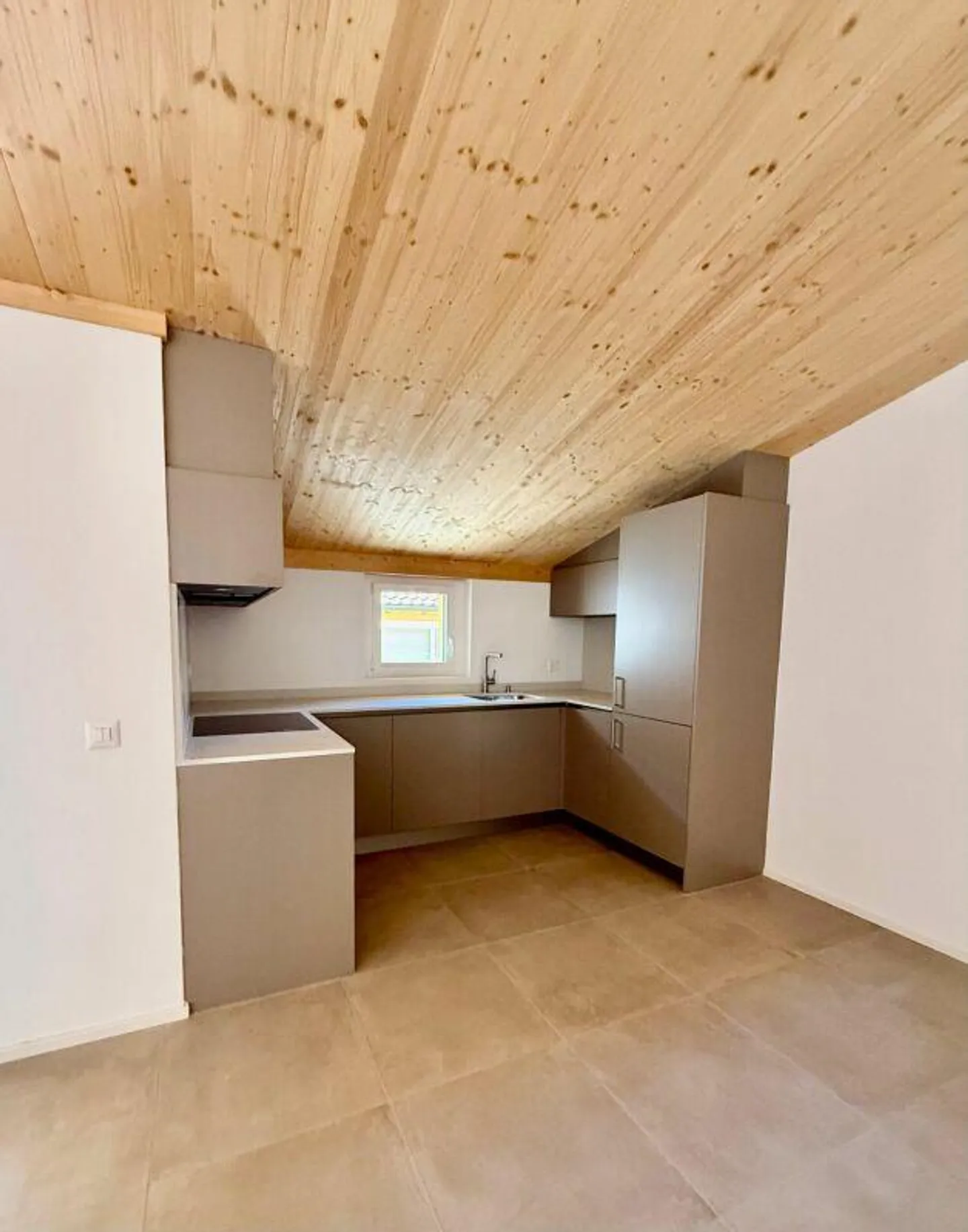 CADRO 4.5 Attic | New | Rent 2'200 | Expenses 300 - Photo 1 of 10