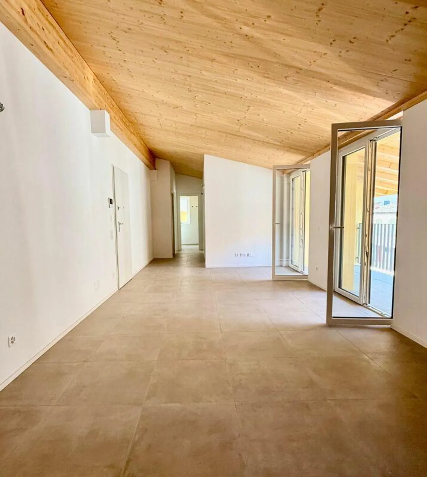 CADRO 4.5 Attic | New | Rent 2'200 | Expenses 300 - Photo 2 of 10
