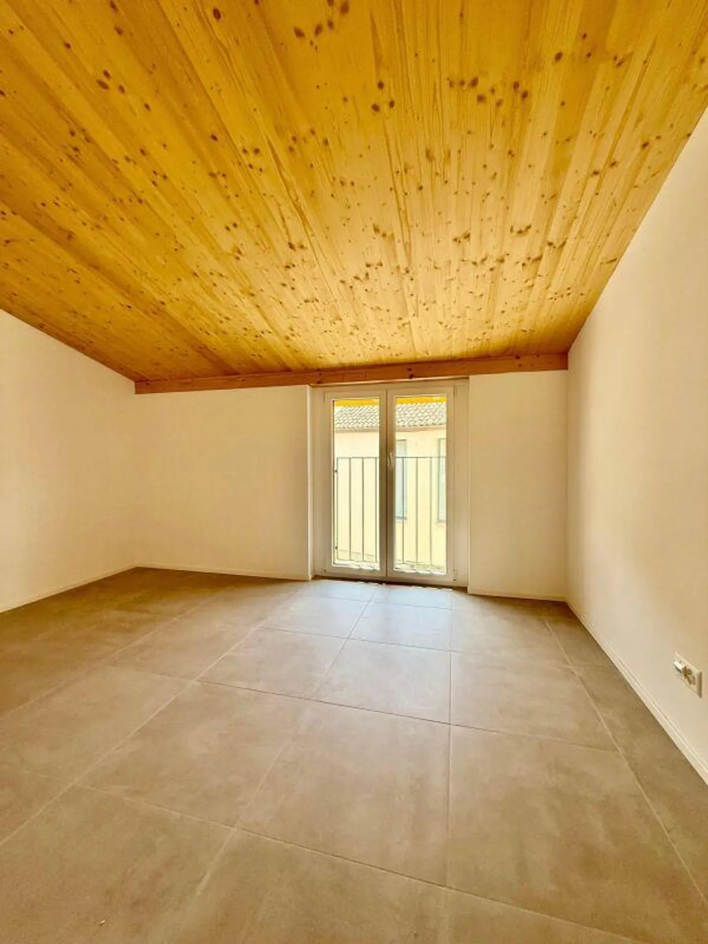 CADRO 4.5 Attic | New | Rent 2'200 | Expenses 300 - Photo 3 of 10