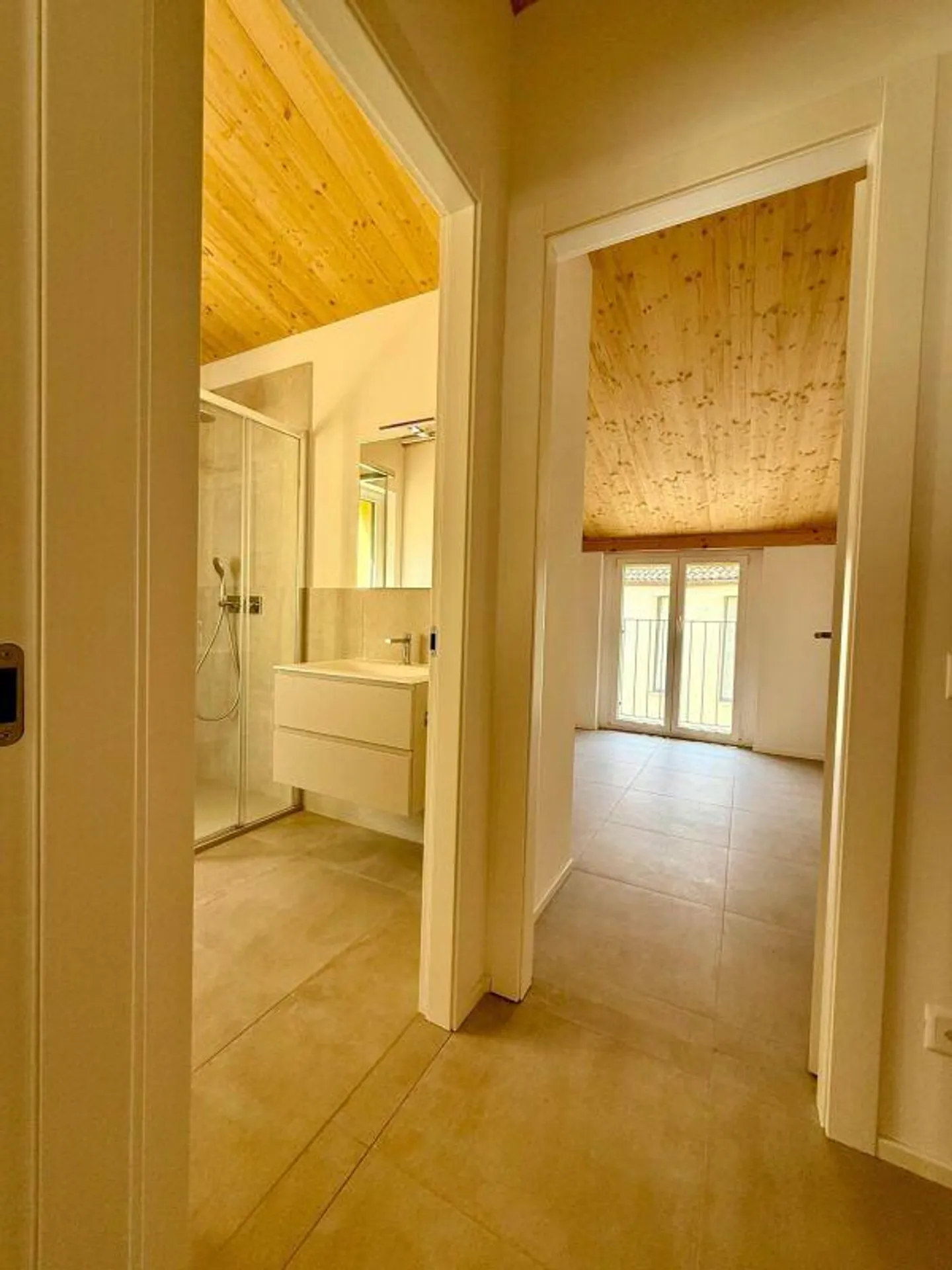 CADRO 4.5 Attic | New | Rent 2'200 | Expenses 300 - Photo 4 of 10