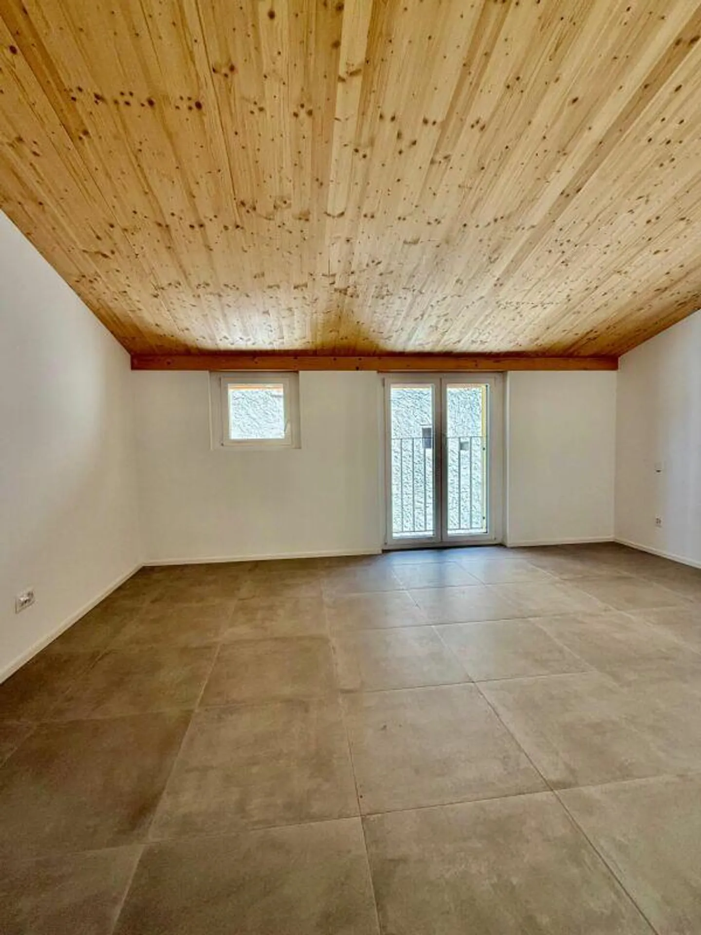 CADRO 4.5 Attic | New | Rent 2'200 | Expenses 300 - Photo 5 of 10