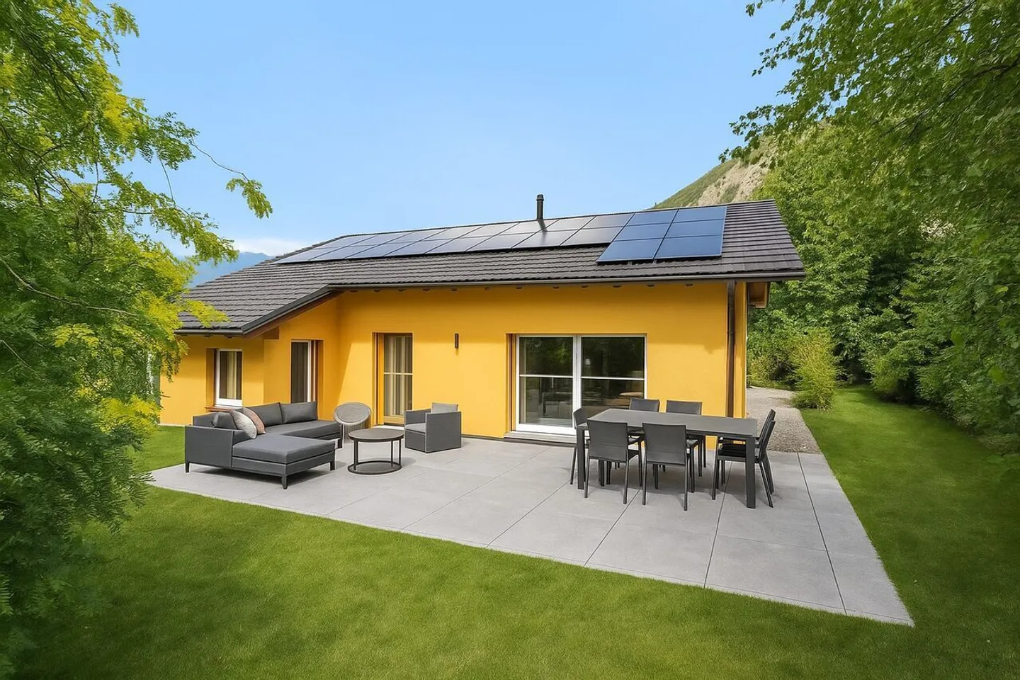 Single-family house near Sion – Large plot and great potential - Photo 1 of 12