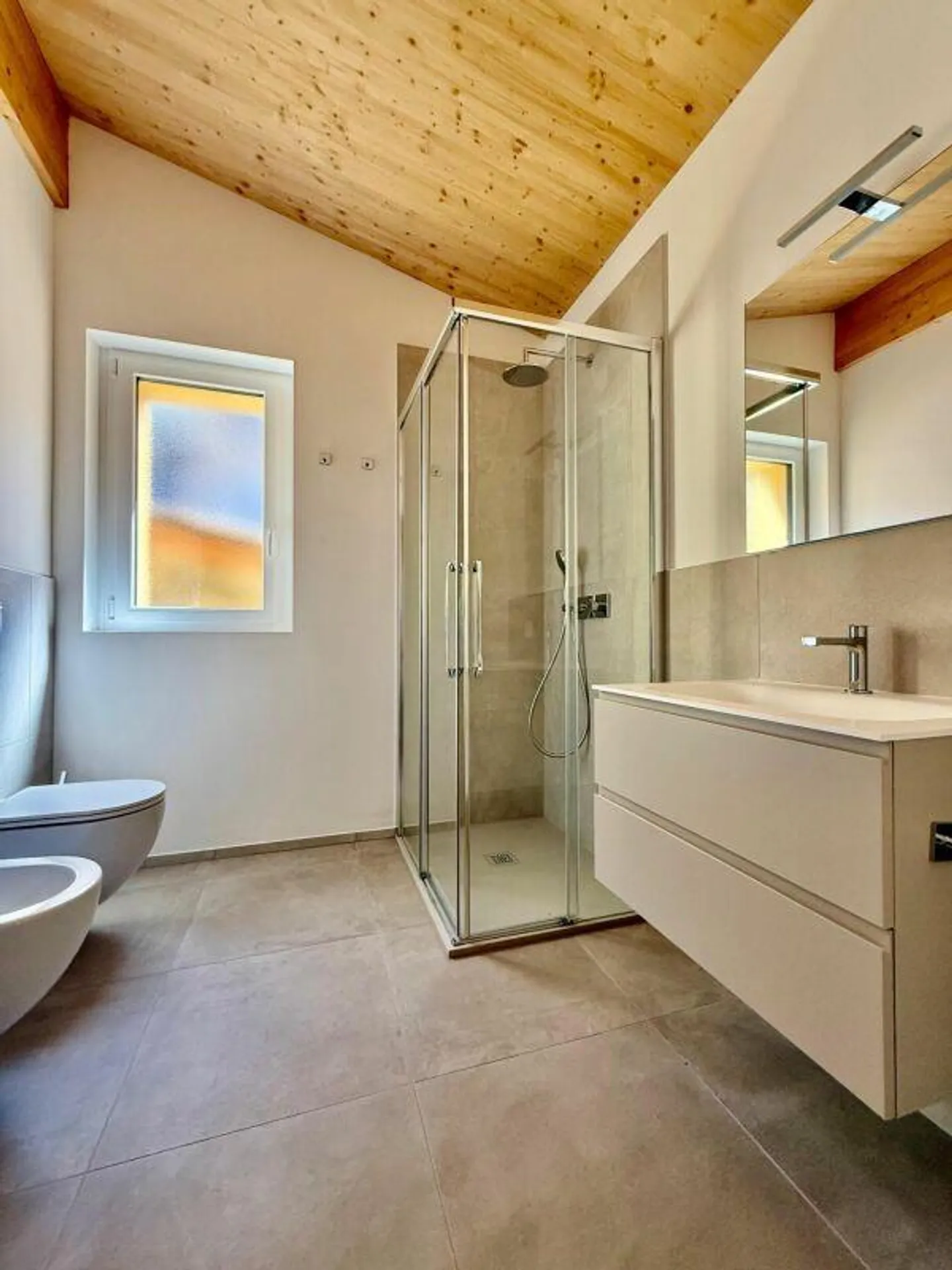 CADRO 4.5 Attic | New | Rent 2'200 | Expenses 300 - Photo 6 of 10