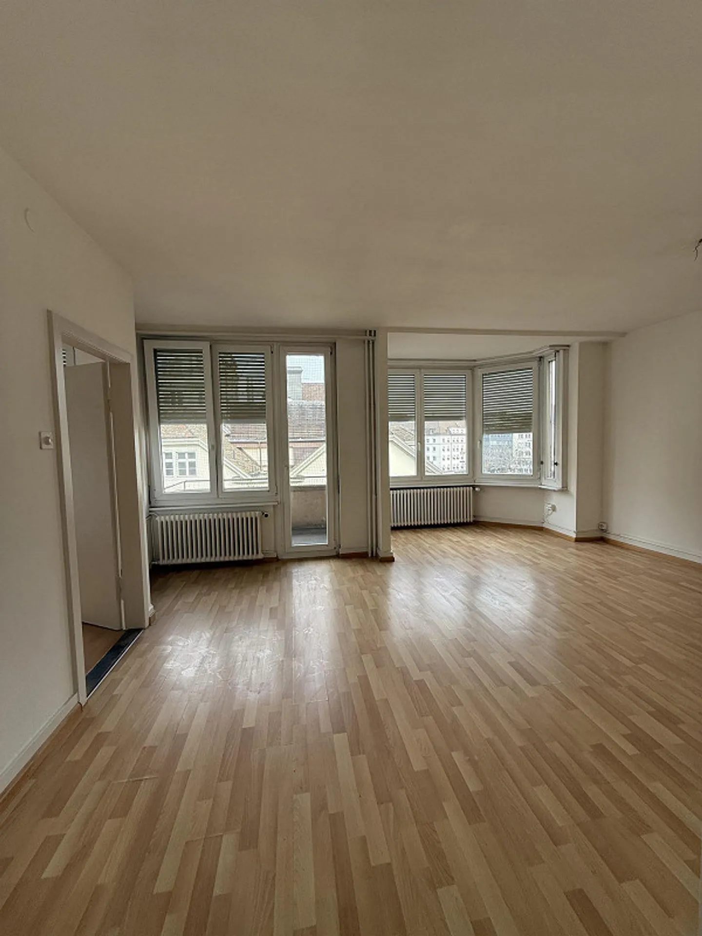 Espace de bureau avec balcon et emplacement privilégié sur la Barfüsserplatz - Photo 2 sur 10