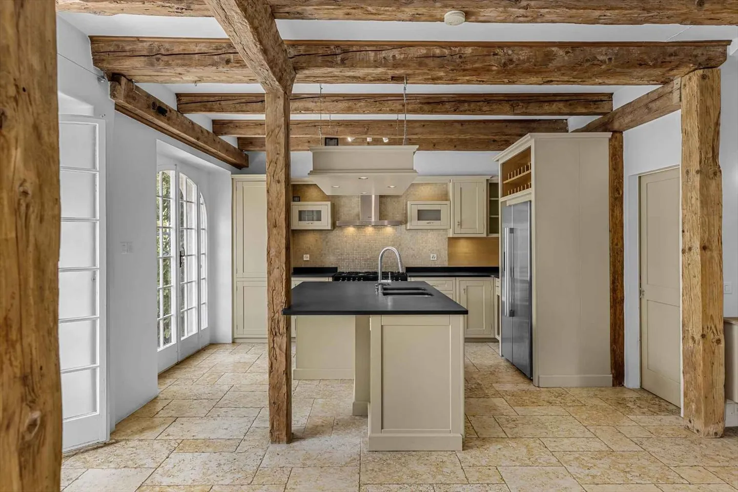 Elegant renovated village house in the heart of the village - Photo 4 of 13
