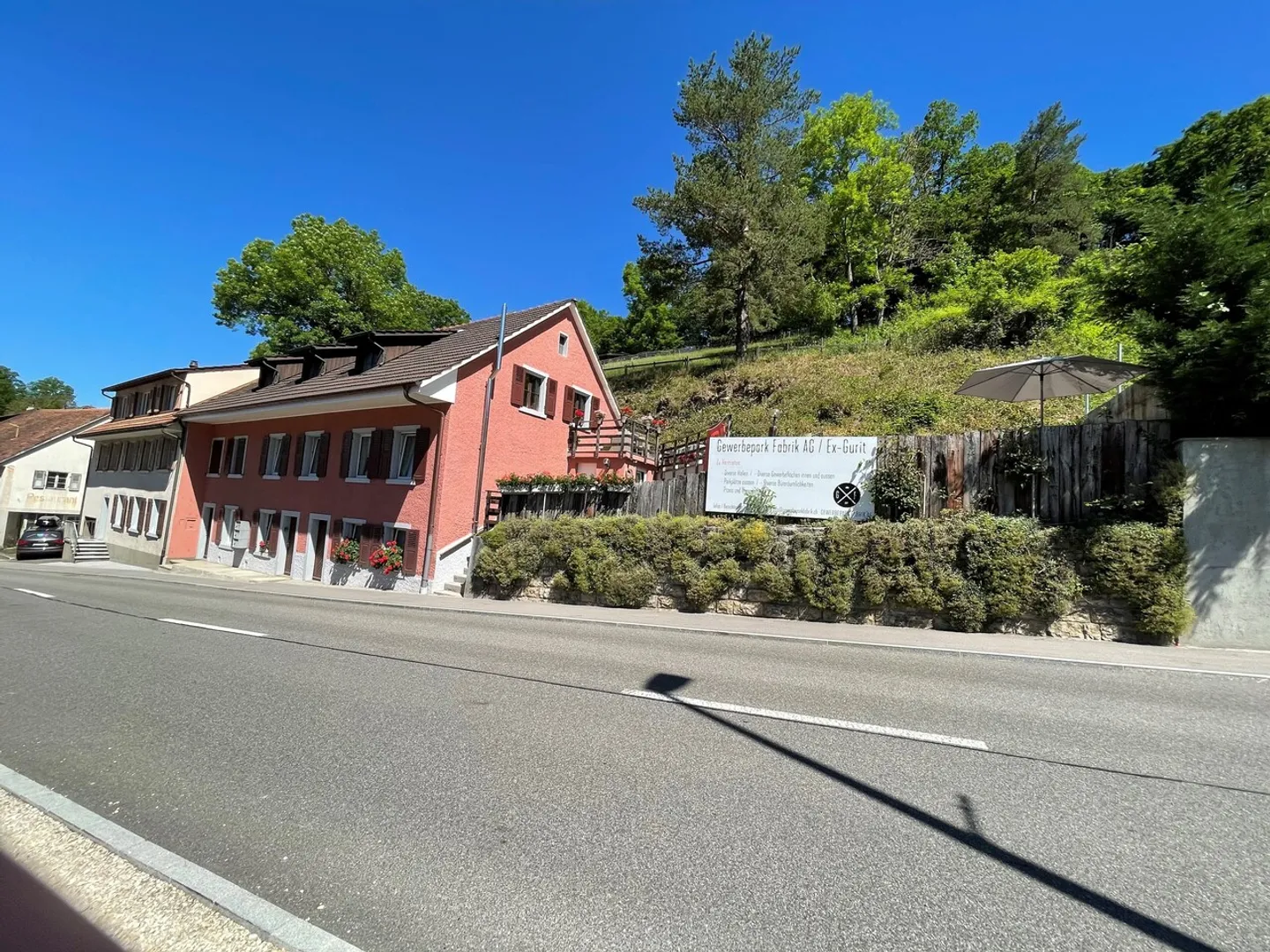 Casa multifamiliare ristrutturata con riserva di terreno edificabile - Foto 3 di 3