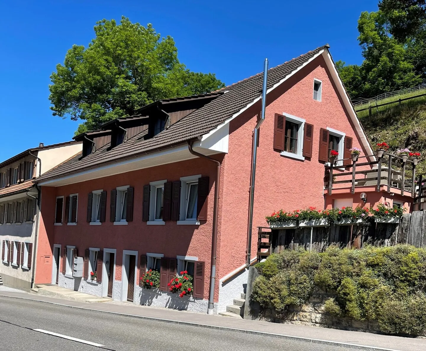 Casa multifamiliare ristrutturata con riserva di terreno edificabile - Foto 1 di 3
