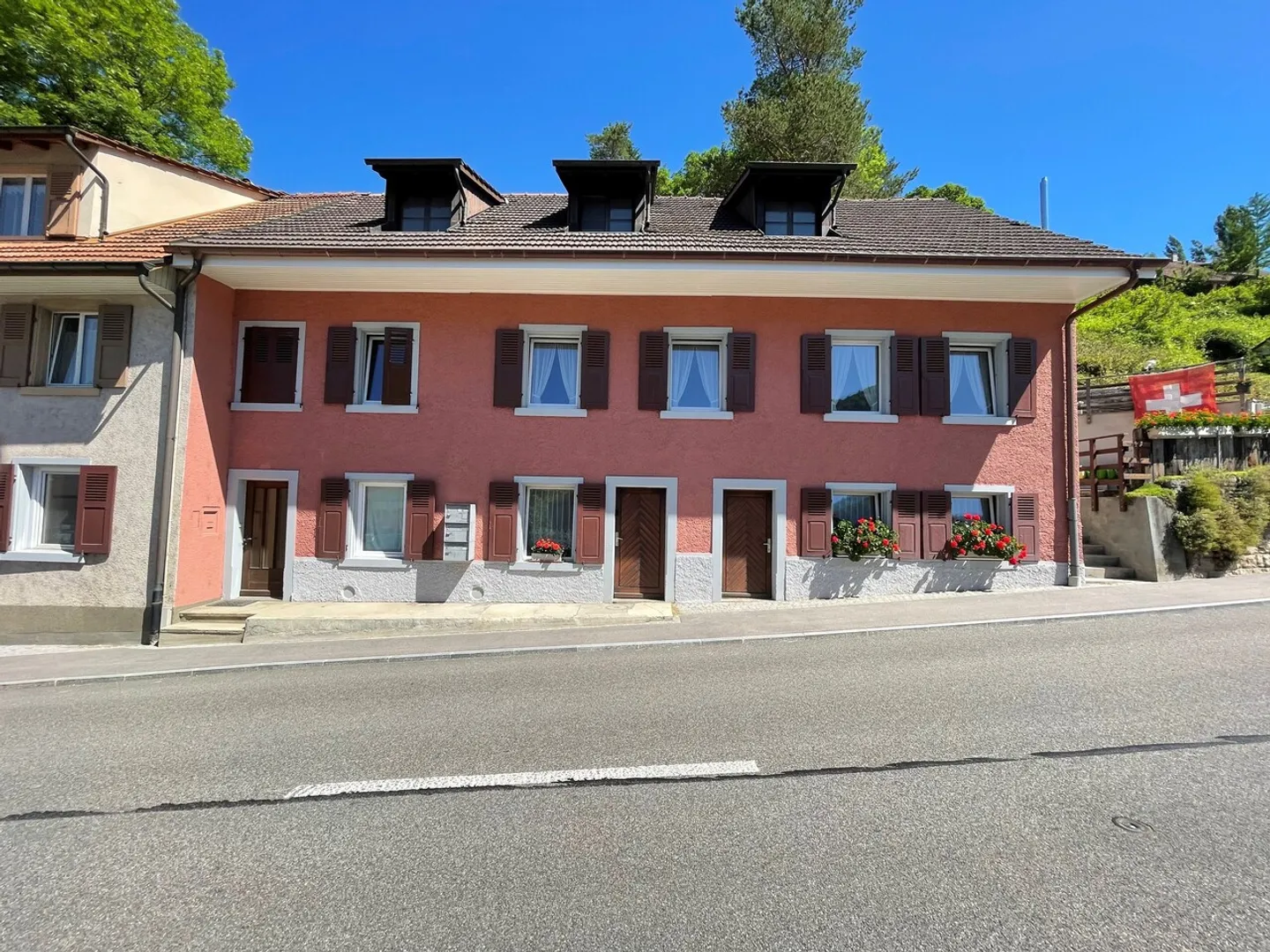 Casa multifamiliare ristrutturata con riserva di terreno edificabile - Foto 2 di 3