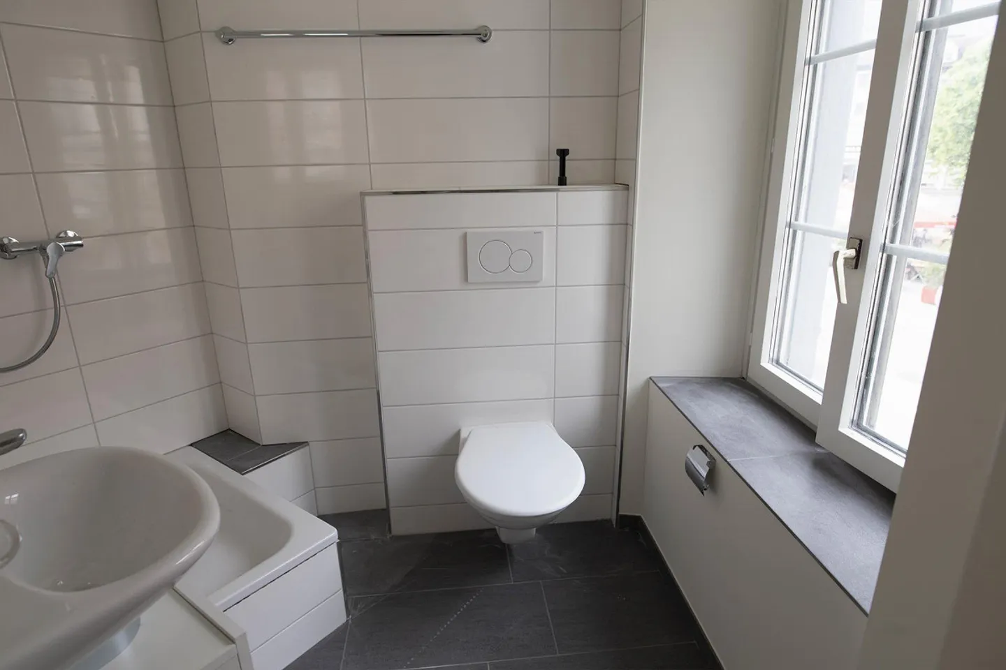 Renovated bright 1.5 room apartment - Photo 3 of 8