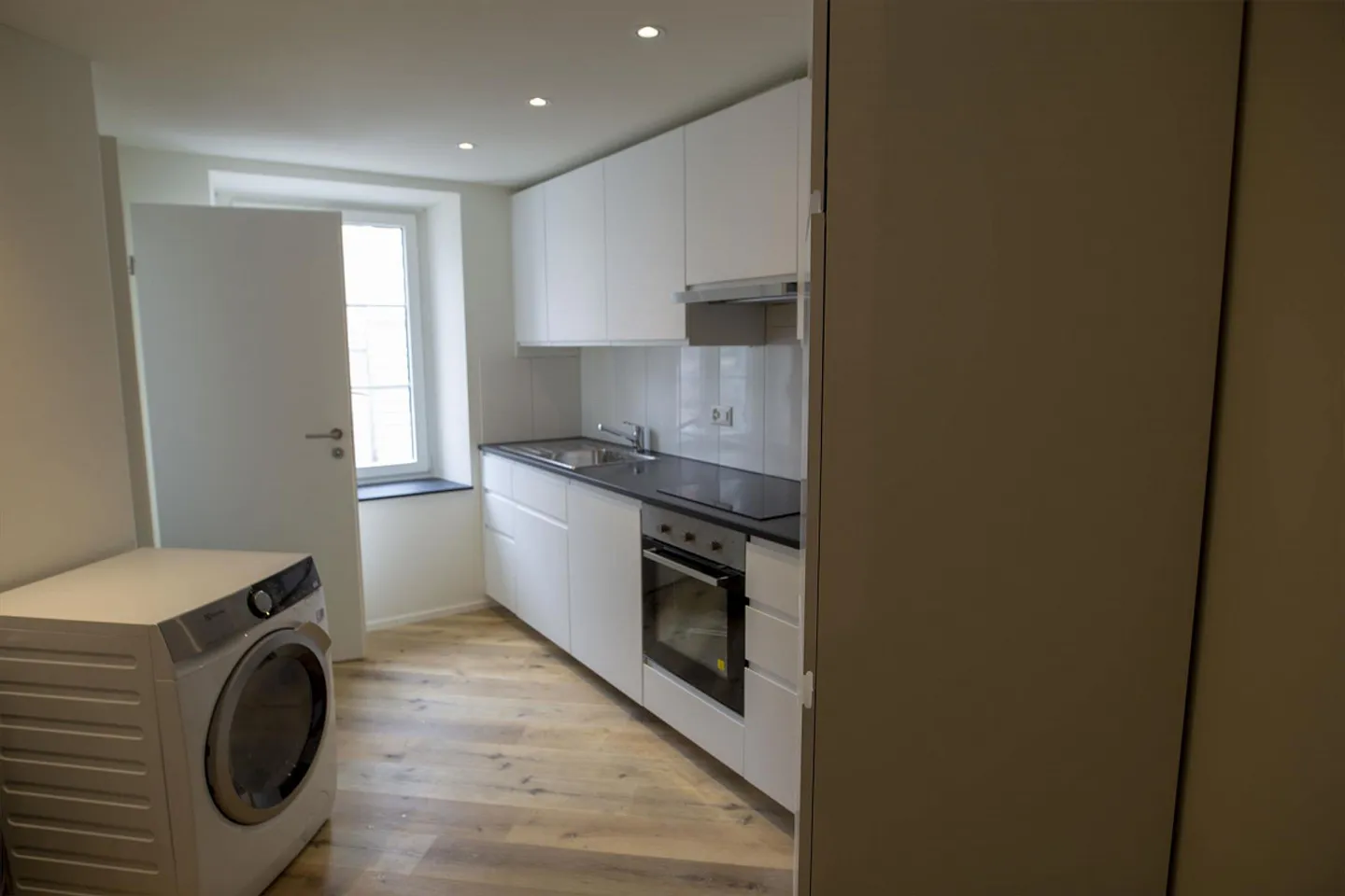 Renovated bright 1.5 room apartment - Photo 5 of 8