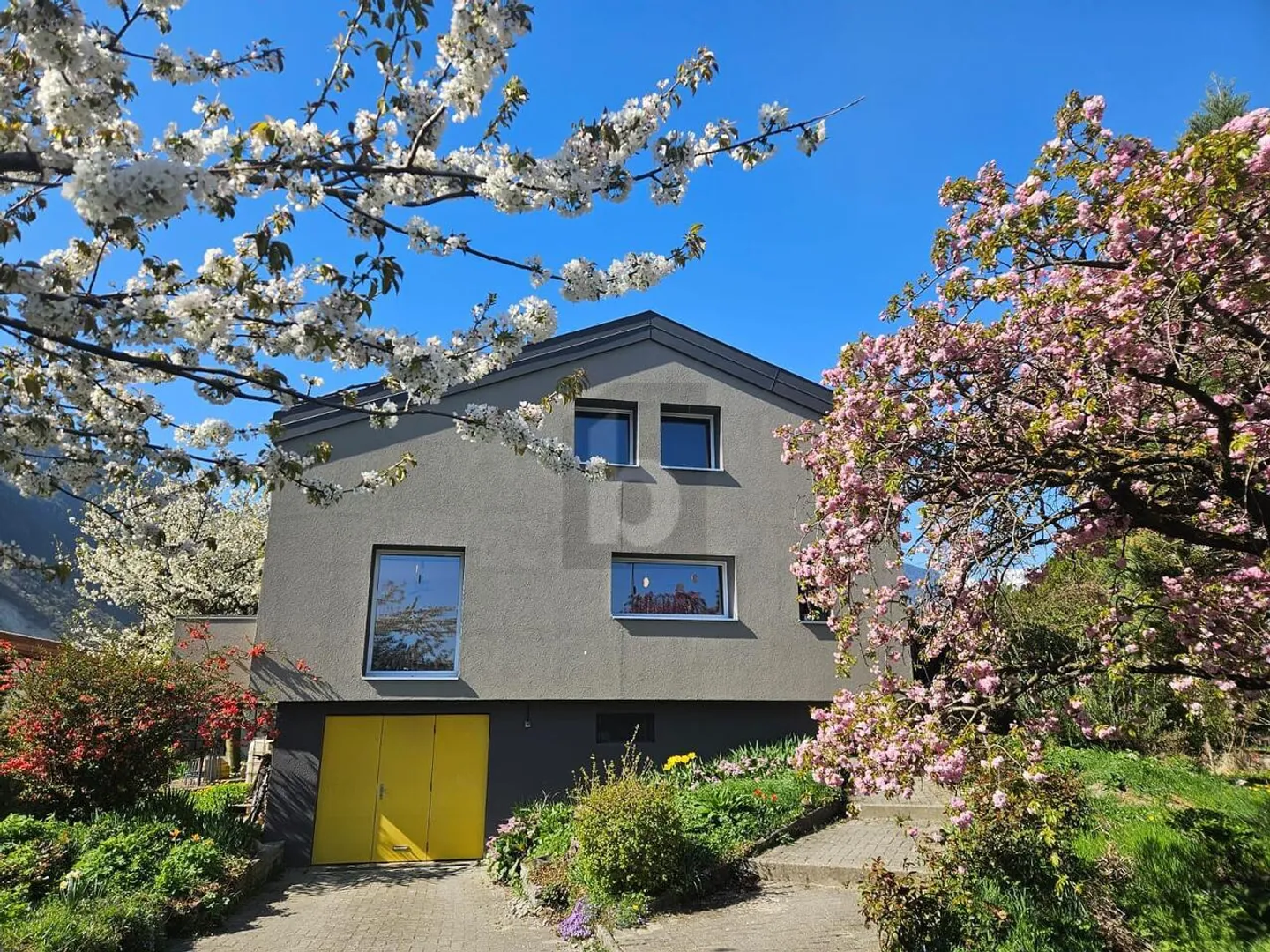 ZEITLOSE UND STRAHLENDE HELLIGKEIT - Foto 1 von 6