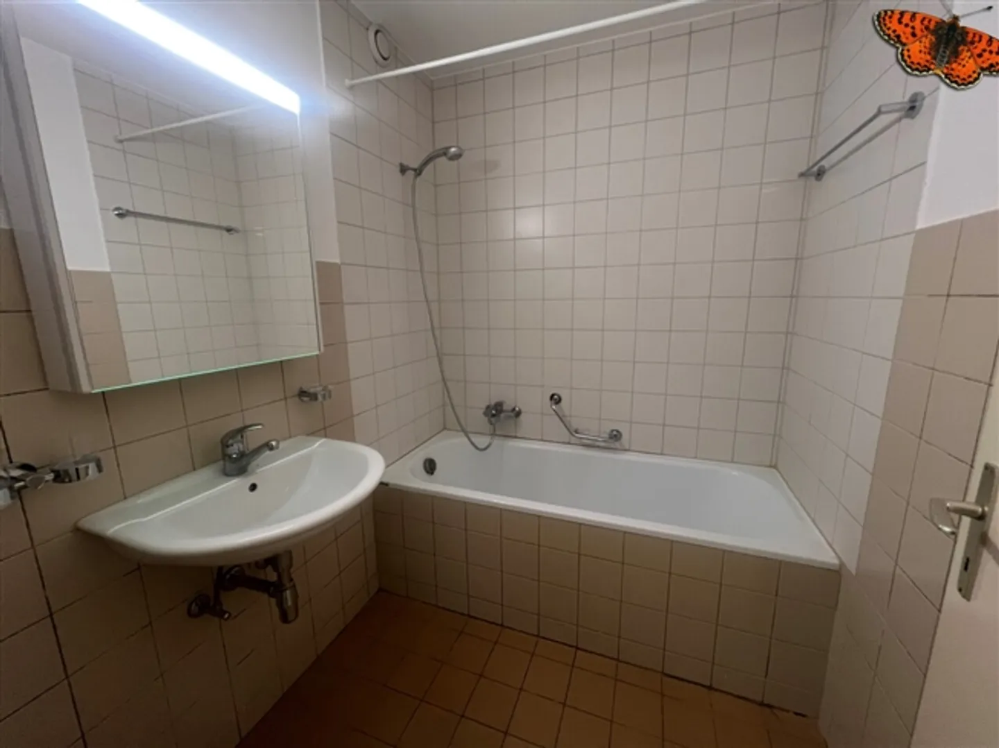 4 1/2 ROOMS RENOVATED - With Balcony! - Photo 3 of 7