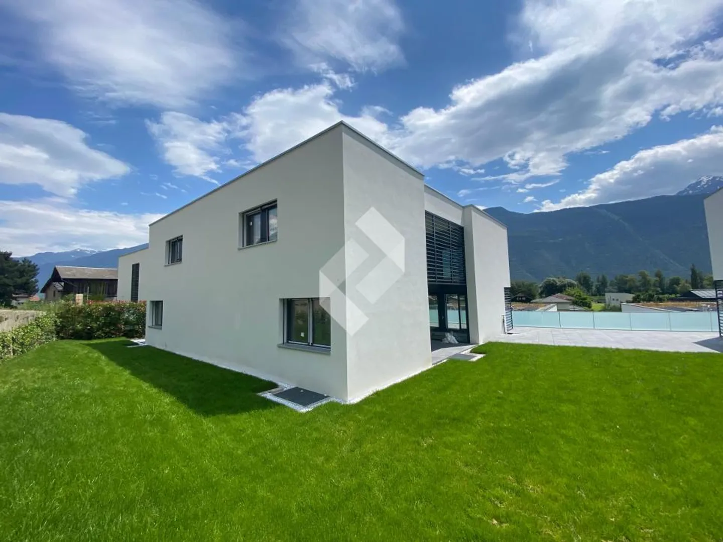 MINERGIE with extraordinary architecture! - Photo 3 of 13