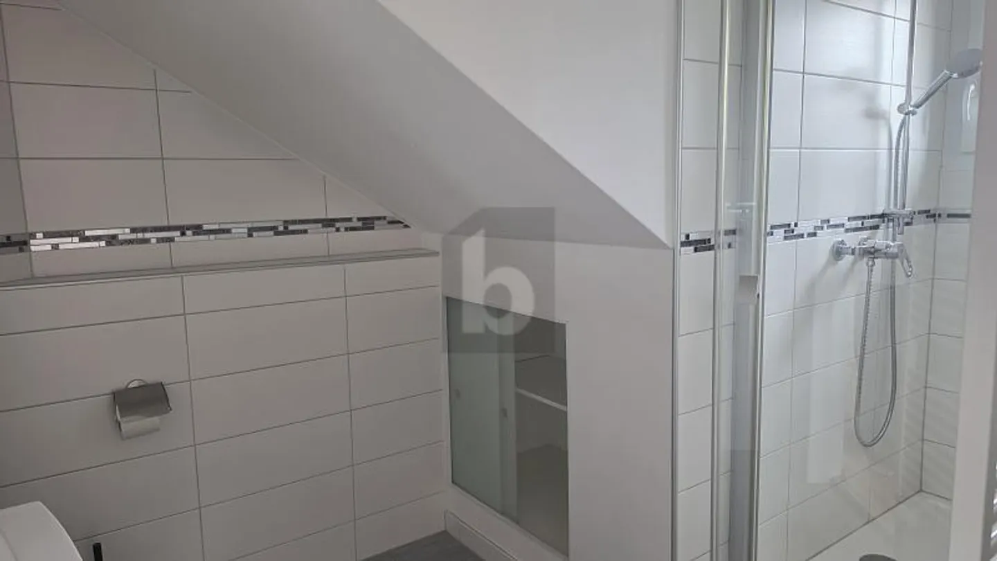 RENOVATED, CHARMING AND BRIGHT - Photo 5 of 6