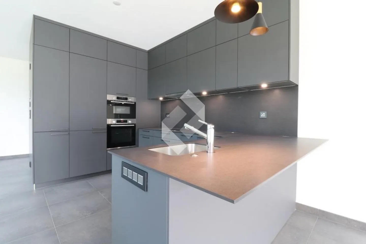 MINERGIE with extraordinary architecture! - Photo 8 of 13