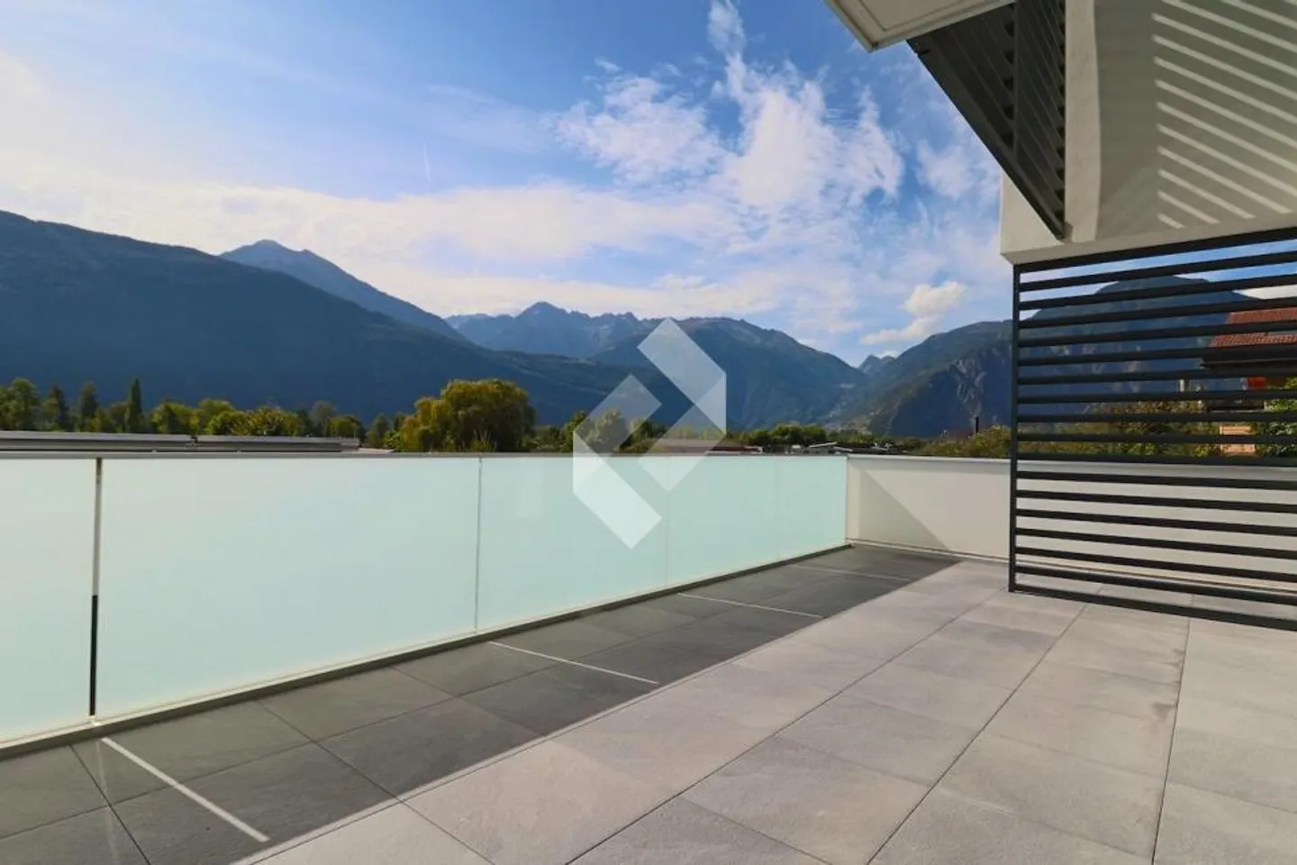 MINERGIE with extraordinary architecture! - Photo 9 of 13