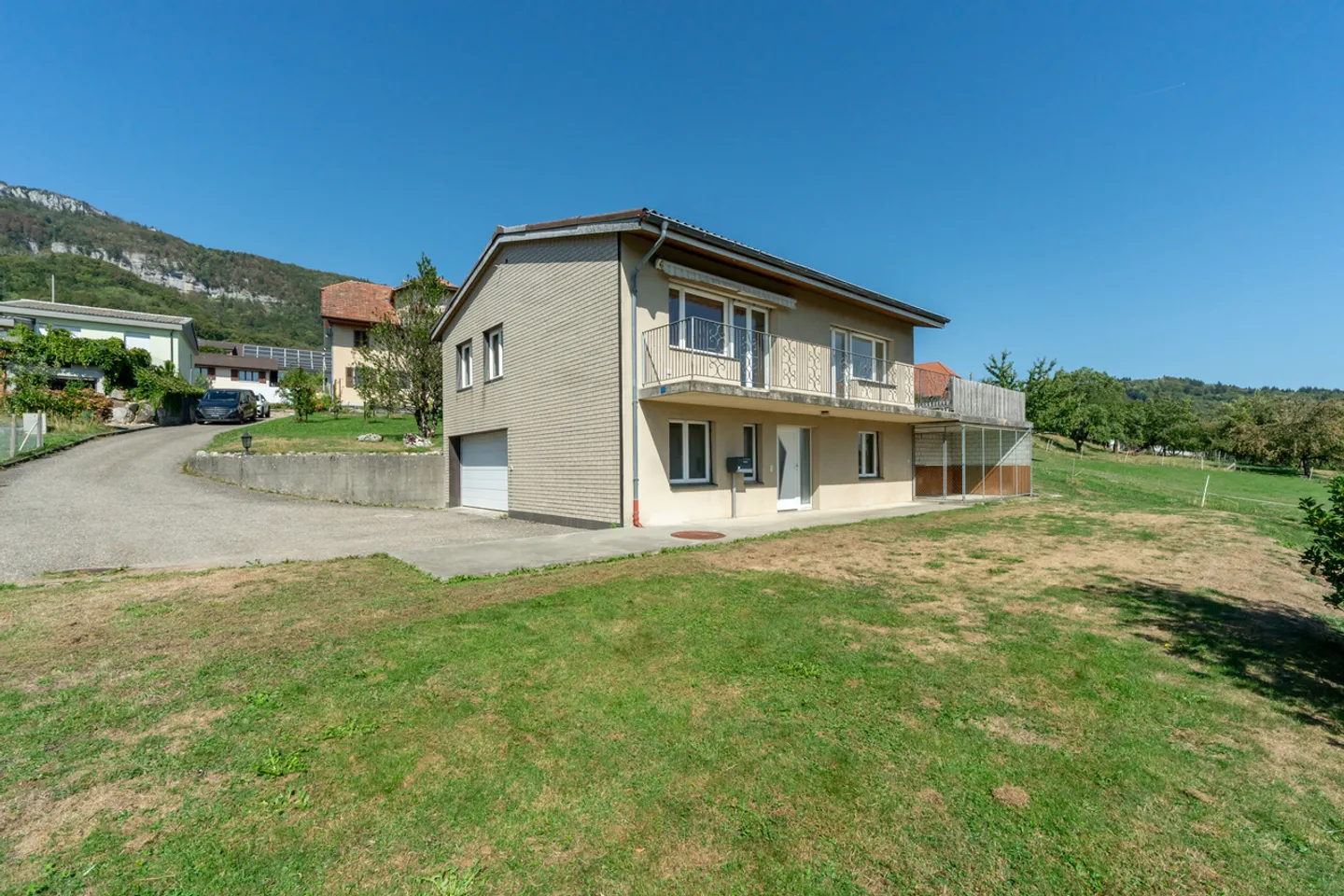 Casa unifamiliare in posizione elevata e soleggiata con vista sulle Alpi - Foto 1 di 13