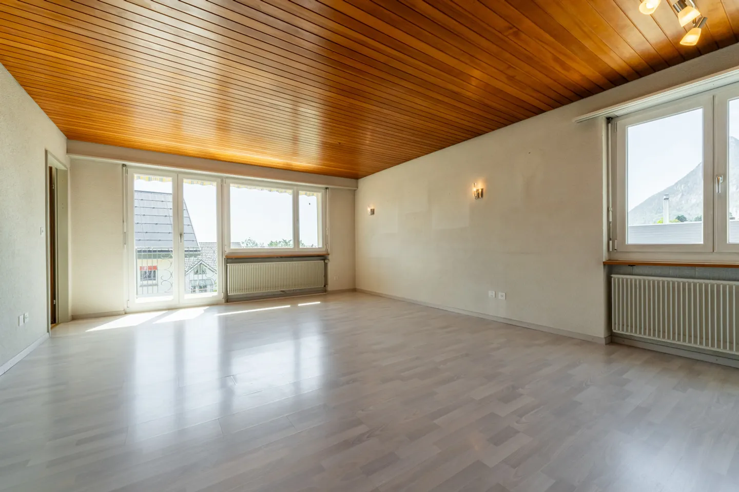 Casa unifamiliare in posizione elevata e soleggiata con vista sulle Alpi - Foto 4 di 13